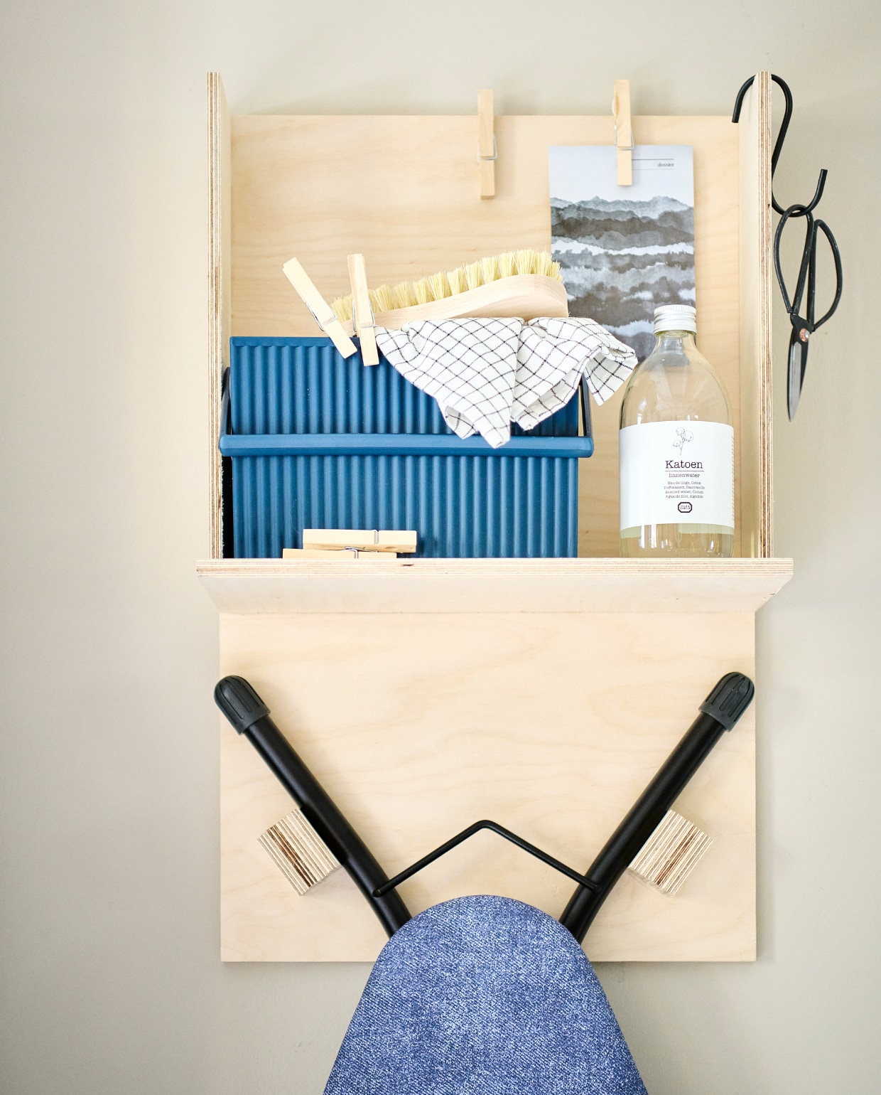Strijkplank B in Denim Blue, 124x38x160 cm (bxdxh) € 86,- (brabantia.com). Stoomstrijkijzer 7500 Series van Philips € 90,99 (bol.com). Emaillen blik € 9,95, kledingontpiller met houten handvat € 6,95, handveger met beukenhouten handvat € 4,95, beukenhouten schoenborstel € 3,95, linnenwater Katoen € 6,95, houten wasknijpers, per 36 € 3,95, bio-katoenen theedoek € 4,95 (dille-kamille.nl). Kunststof mand Omnioffre van Hachiman in Navy Blue € 23,25 (vtwonen.nl/shop). Overig privébezit. vtwonen special DIY 8 | styling Kelly van Gendt, Corrien Flohil | fotografie Sjoerd Eickmans