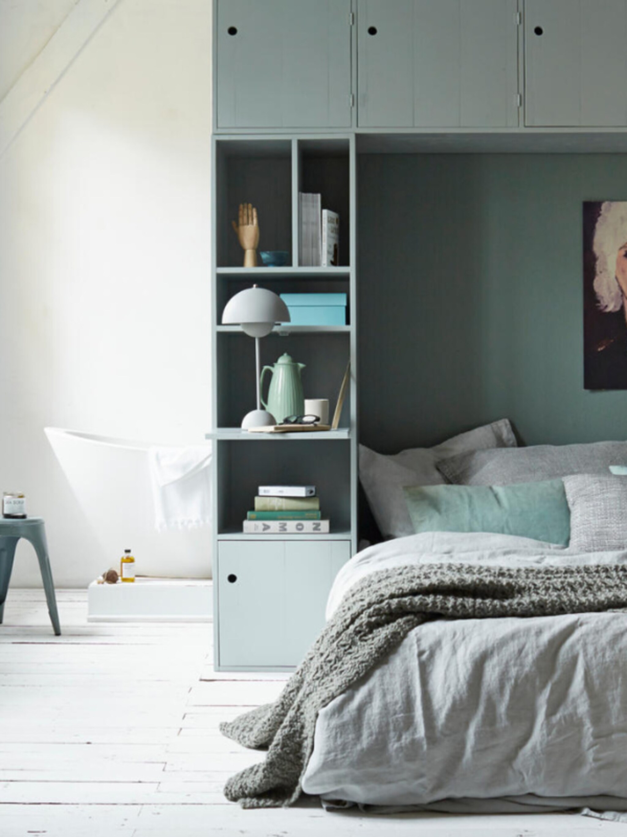 een kast boven het bed een slimme oplossing om ruimte te besparen