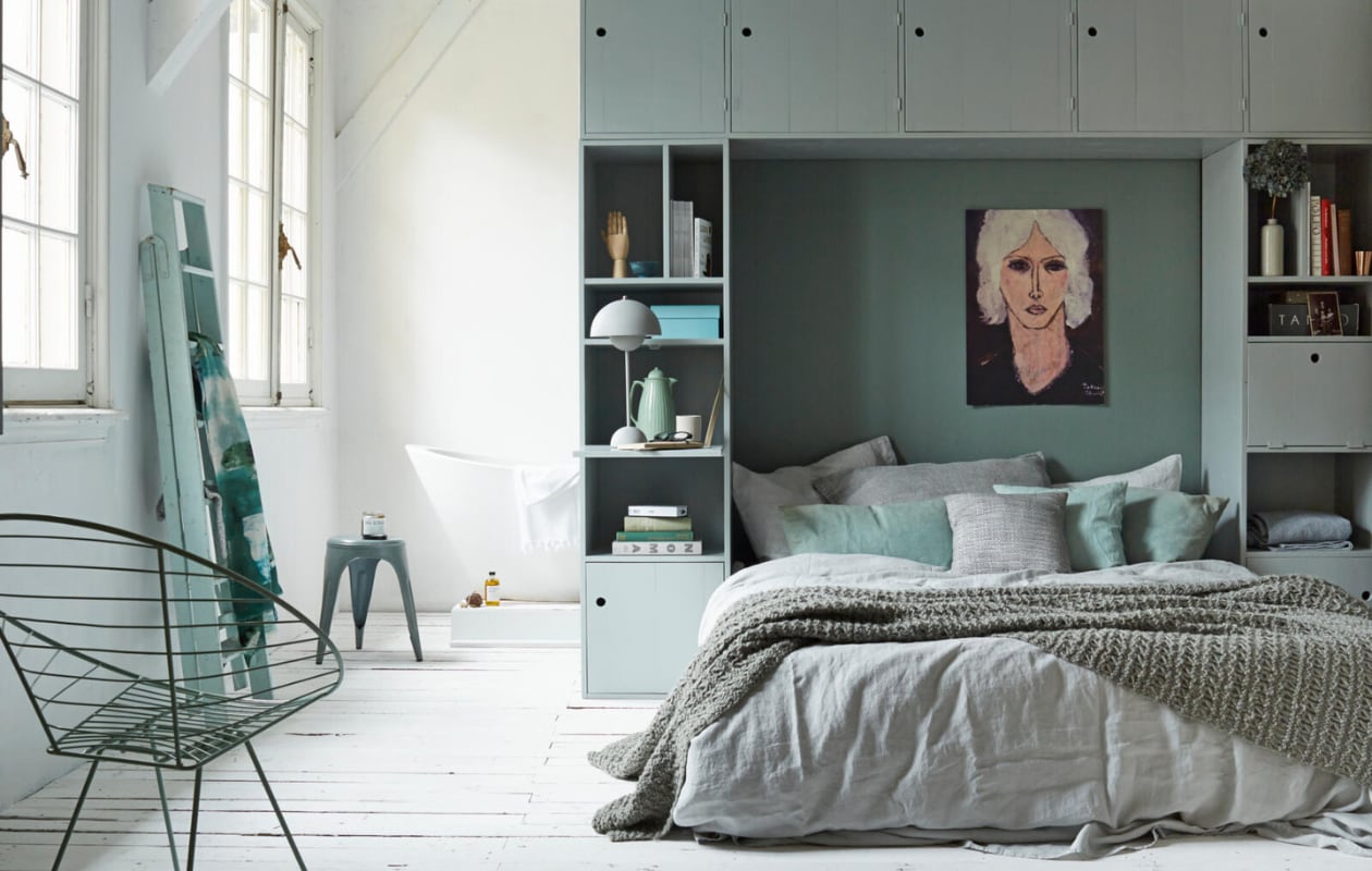 Kastombouw € 775,- en trap € 50,-, gebreide sokken € 5,- (Combitex). Grijs linnen dekbedovertrek van la Fabbrica del Lino € 339,20 (Fich Home). Mintgroene kussens in canvas en linnen € 27,-, thermoskan € 18,-, stoel Happy € 129,- (Nordal). Grijze linnen kussens 60x60 cm per stuk € 69,90 (By Mölle). Gebreide wollen sprei vanaf € 250,-, sea scrub en badolie € 34,95 (Sukha Amsterdam). Lamp € 291,-, hand € 19,50 (Friday Next). Donkerblauw bakje € 20,-, keramieken beker € 19,-, koperen beker € 27,- (Restored). Blauwe kartonnen opbergdoos in set van 5 € 52,50 (Serax). Sjaal € 75,- (Jan). Bad Vasche van Sign € 3740,- (Ton Scholten). Witte handdoek € 20,- (Nooo Sugar). Metalen kruk € 55,-(Madam Stoltz). Dekbed Mysa 220x240 cm € 79, 95 en hoofdkussens Gosa Raps € 29,95 (Ikea). Afbeelding op karton geprint € 15,- (Repros). Muurverf Castle Gray van Farrow &amp; Ball € 37,- per liter, lakverf kast Light Blue van Farrow &amp; Ball € 37,- per 0,75 liter (De Ru). Boeken en vaasje privébezit. vtwonen 11-2014 | styling Cleo Scheulderman | fotografie Alexander van Berge