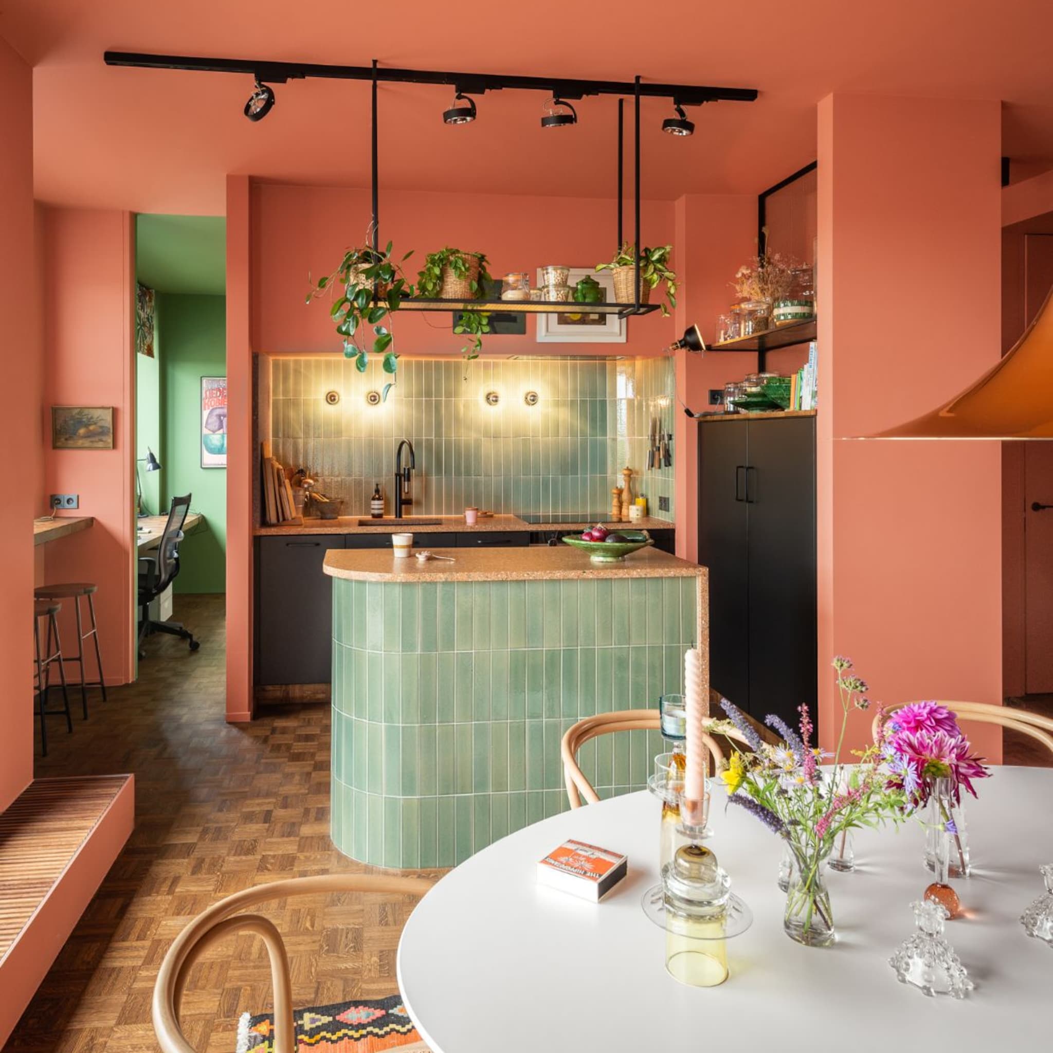 Terracotta keuken met groene accenten