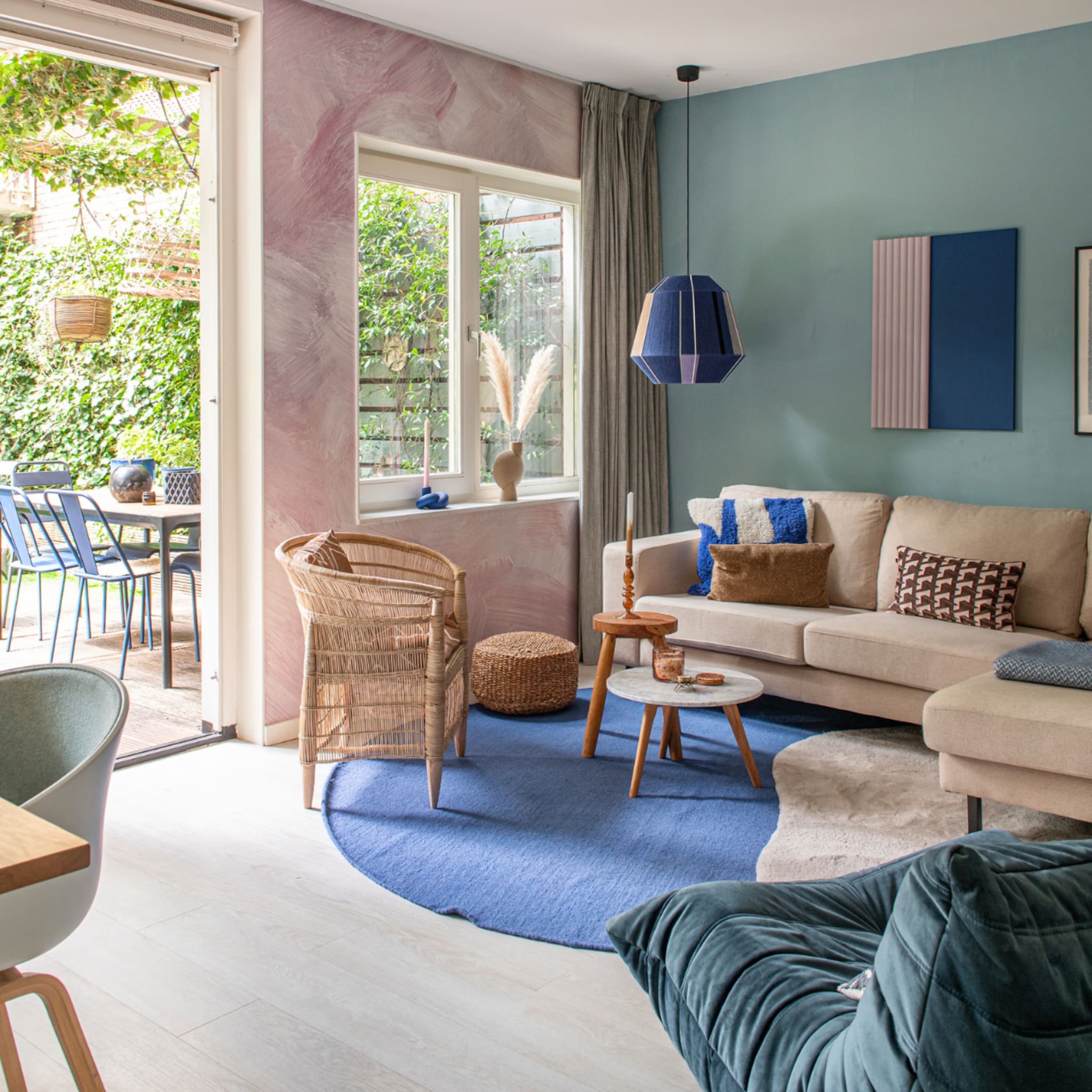 Woonkamer met zachte blauw tinten