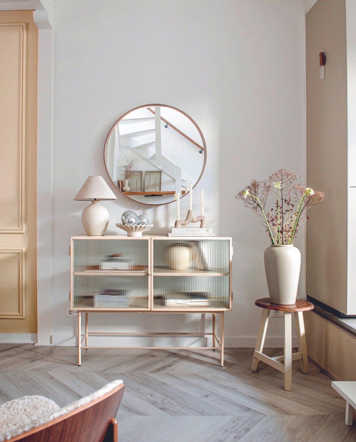 Muurverf links Clay van Painting The Past, zijpaneel keuken geverfd in NCS S 3005-Y20R. Dressoir Haze van Ferm Living, wandspiegel Ikea, lampenvoet Zara Home. Lampenkap en schaal H&amp;M Home. Discoballen vtwonen, kandelaar Things I Like Things I Love, wandlamp Temu. Koffietafelboeken Kinfolk en Ferm Living. Kruk en vaas kringloop. Overig onbekend. vtwonen 04-2024 | productie De Binnenkijkers | fotografie Caroline Coehorst | styling Jeske Weel