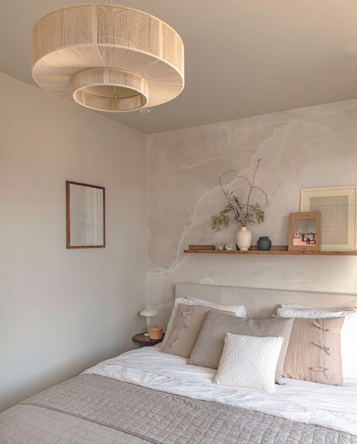 Verf wand en plafond Chase van D’Imago New Traditionals, behang Marble Breeze van Photowall. Prints zijn behangresten. Wandplanken en kussens met strik Ikea. Witte vaas kringloop, zwarte vaas Madam Stoltz, boek Ferm Living. Hoofdbord zelf gestoffeerd met stof Hedwig Zand van Kwantum. Dekbedovertrek en wit kussen Hema. Sprei en taupe kussen Jysk. Bedtafel Cone van Kwantum, gebeitst. Tafellamp Karwei. Overig onbekend. vtwonen 04-2024 | productie De Binnenkijkers | fotografie Caroline Coehorst | styling Jeske Weel