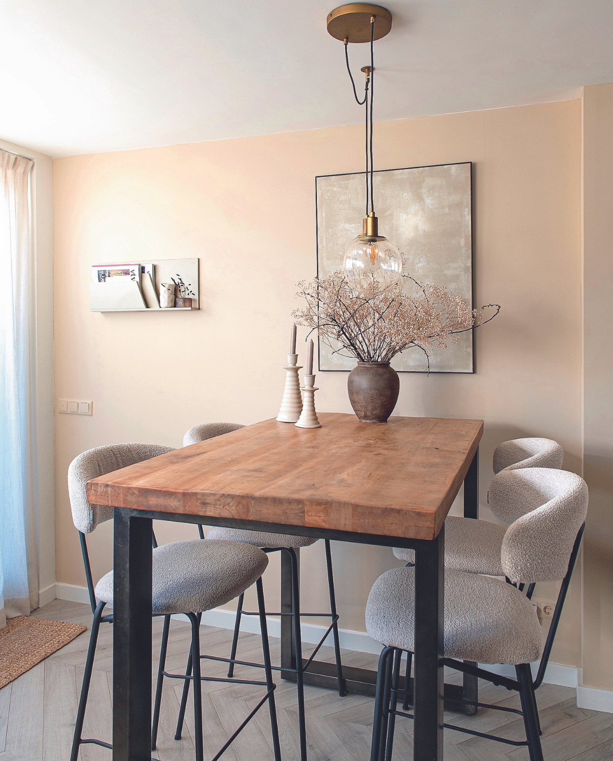 Muurverf Dune van Painting The Past, gordijnen Guus van Kwantum. Wandplank en deurmat H&amp;M Home. Plantenpotten Hema, kandelaren Fern van vtwonen, vaas kringloop, hanglamp Cato van Karwei, schilderij zelfgemaakt, bartafel Eleonora, barstoelen Label51. Overig onbekend. vtwonen 04-2024 | productie De Binnenkijkers | fotografie Caroline Coehorst | styling Jeske Weel