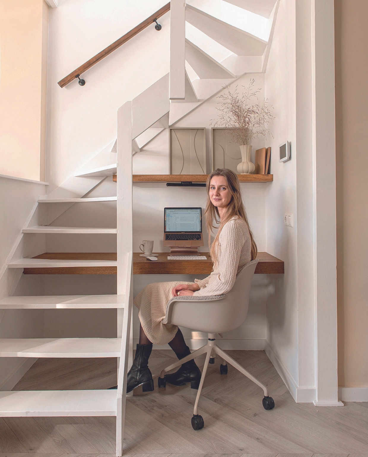 Bureau en wandplank op maat gemaakt door Meubelatelier Sand-Ambacht. Bureaustoel Albert Kuip van Zuiver. Schilderijen Kruidvat, geverfd. Vaas kringloop, laptopstandaard Rain Design van mStand, mok Casa. Overig onbekend vtwonen 04-2024 | productie De Binnenkijkers | fotografie Caroline Coehorst | styling Jeske Weel
