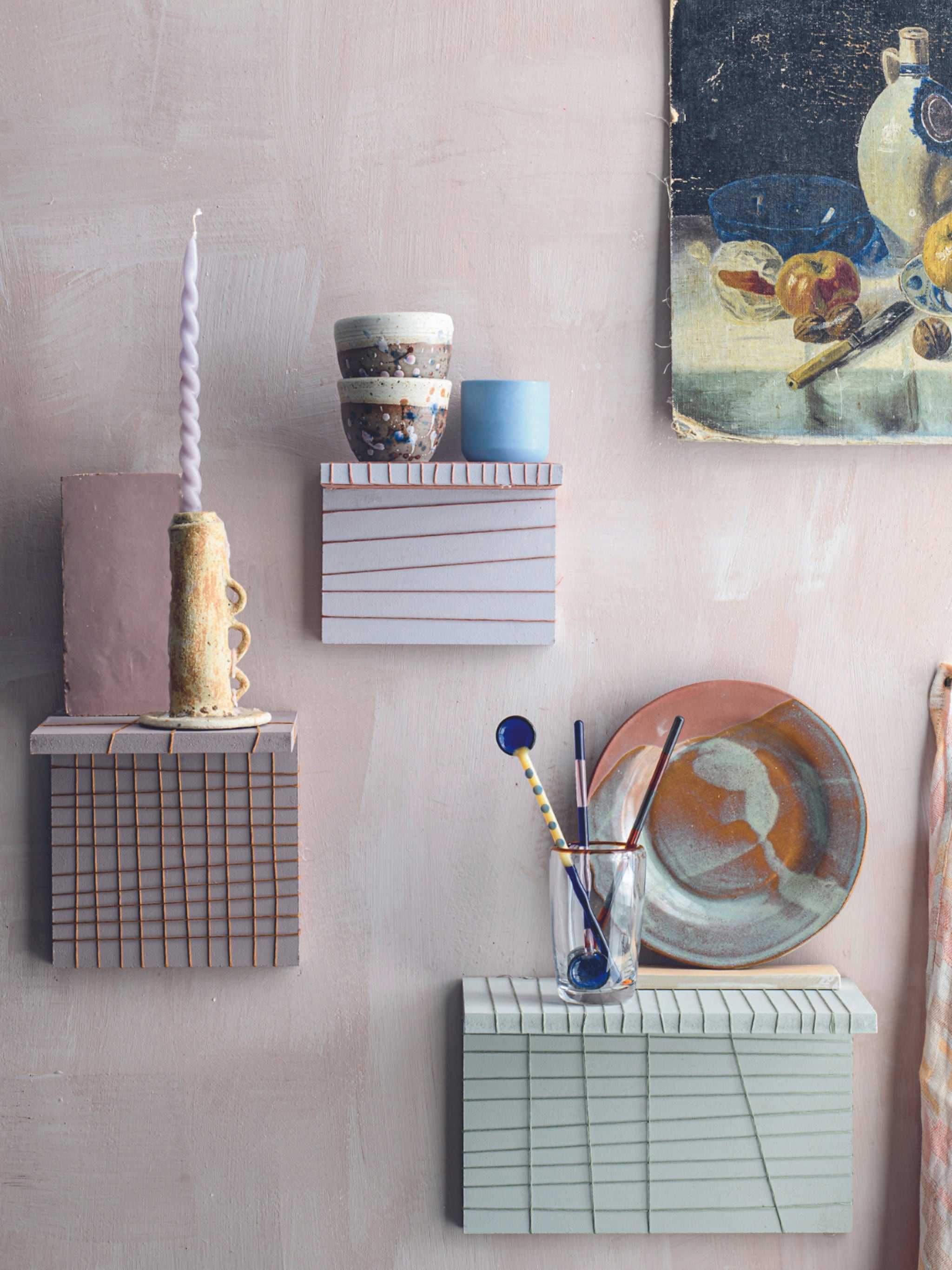 diy gerasterde wandplanken in je favoriete kleuren