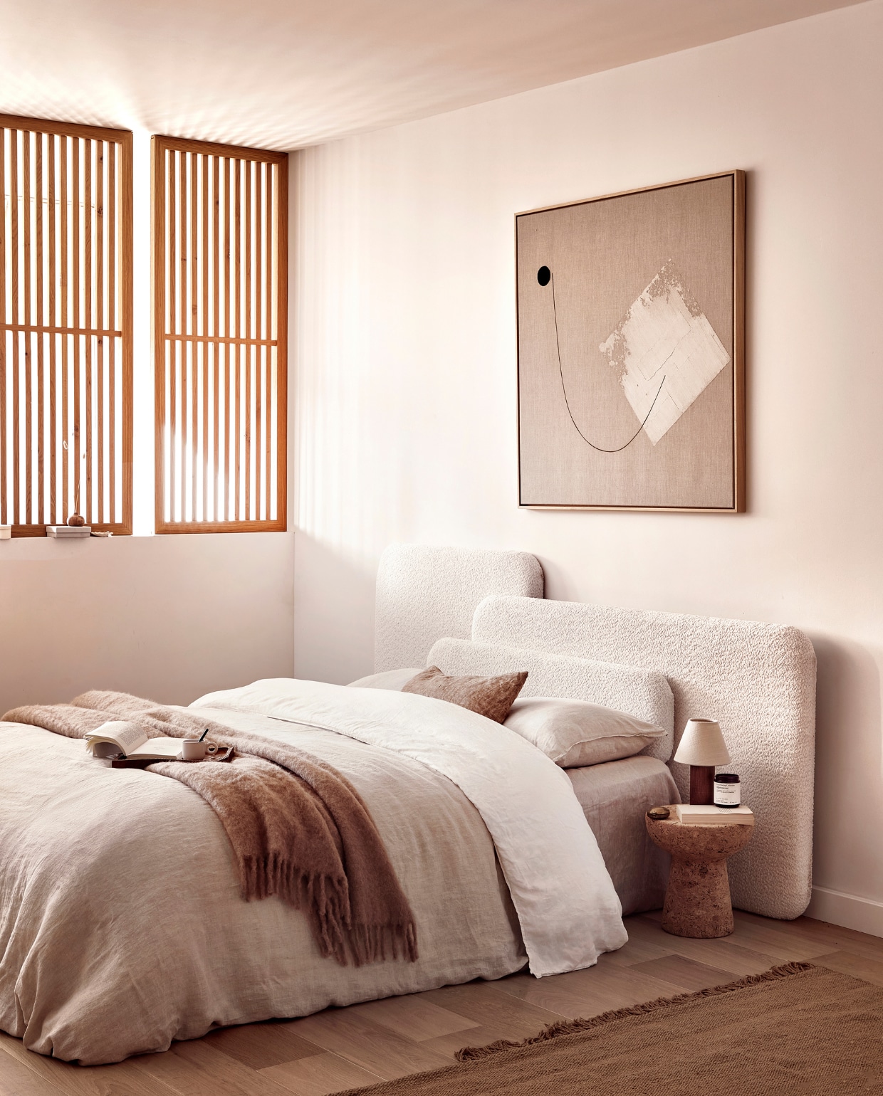 Wit linnen dekbedovertrek € 119,-, beige linnen dekbedovertrek € 119,- (zarahome.com). Schilderij prijs op aanvraag (tessaderijk.com). Hoofdbord DIY vtwonen. Overig privébezit. vtwonen 03-2023 | styling Sanne Ketelaar | fotografie Peggy Janssen | assistentie Evans van der Sluis, Paul Blom