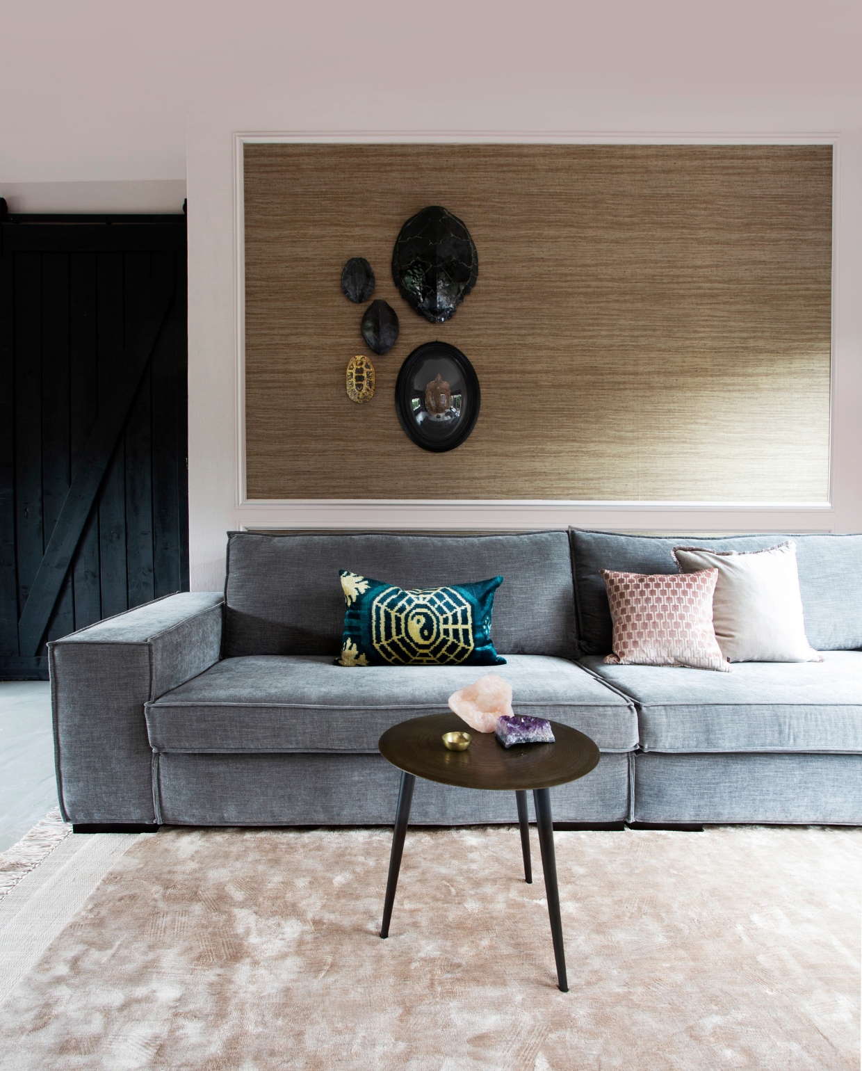 Muurverf Compromis Histor. Vloerkleed Zuiver. Bijzettafel Maison Manon. Groen kussen Claudi. Stippenkussen Maison Manon. Naturel kussen H&amp;M Home. Behang op plaat Tasar Arte Walls. Schilden van groot naar klein: Scotch Collectables, Loods 5, Scotch Collectables, HKliving, antiekwinkel Nijmegen. Zwarte kast zelfgemaakt. Verf kast Raaf Histor. Schuifdeur zelfgemaakt. Tafellamp Sissy-Boy Homeland. Boekensteun Taschen. Blauw-witte vaas gekregen van moeder. vtwonen 06-2021 | styling Liesbeth Visschedijk | fotografie Jeltje Janmaat