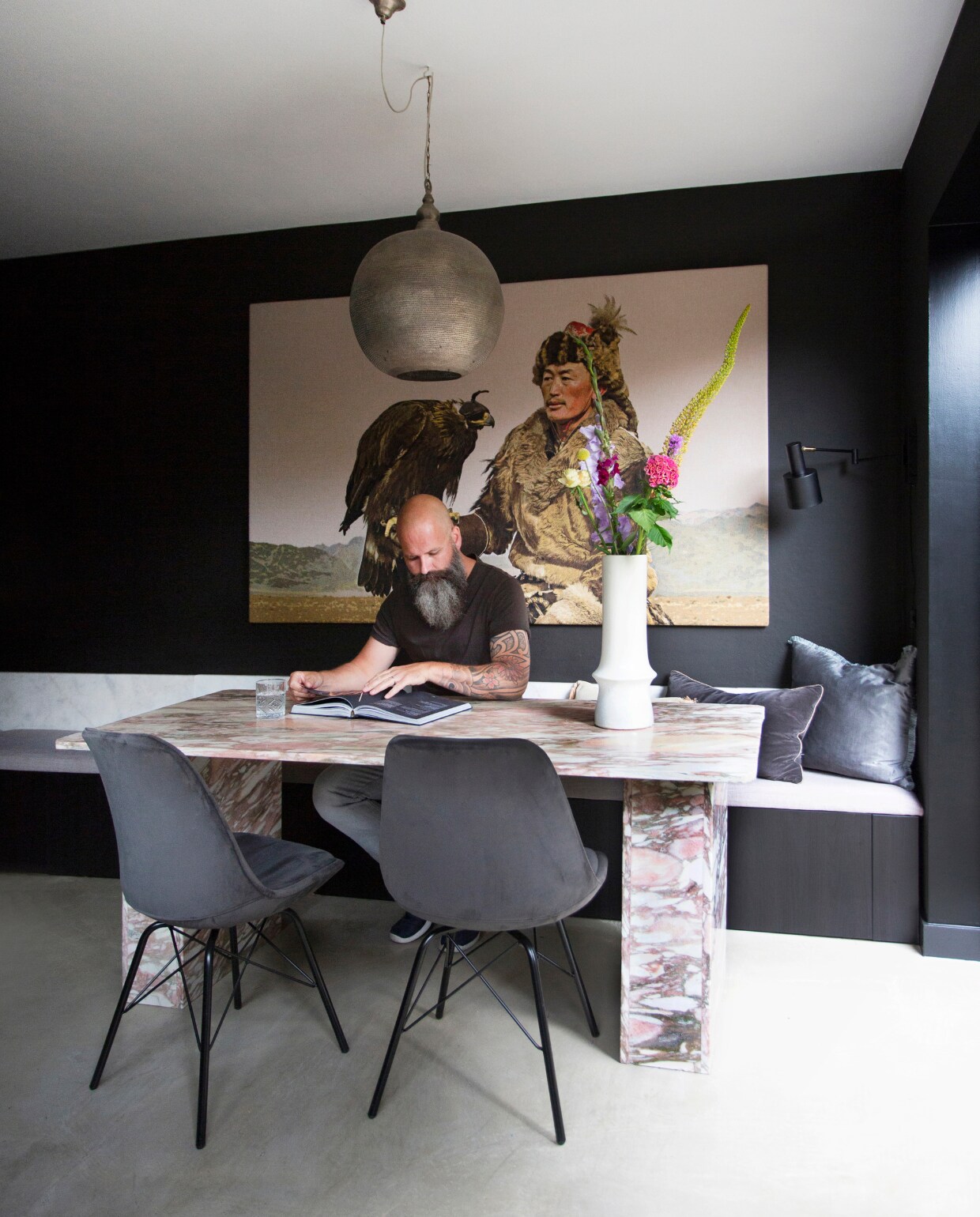 Een van de bewoners, Stefan. Muurverf Raaf Histor. Vloer Egaline Beamix afgelakt met multivernis. Bank van Bestå element Ikea. Zitkussens bank zelfgemaakt. Eettafel Marktplaats. Eetkamerstoelen Designstoel4U. Hanglamp Zenza. Geweven doek aan wand Maison Manon. Witte vaas Maison Manon. Doos van Chinees porselein gekregen van moeder. Wandlamp Karwei. vtwonen 06-2021 | styling Liesbeth Visschedijk | fotografie Jeltje Janmaat