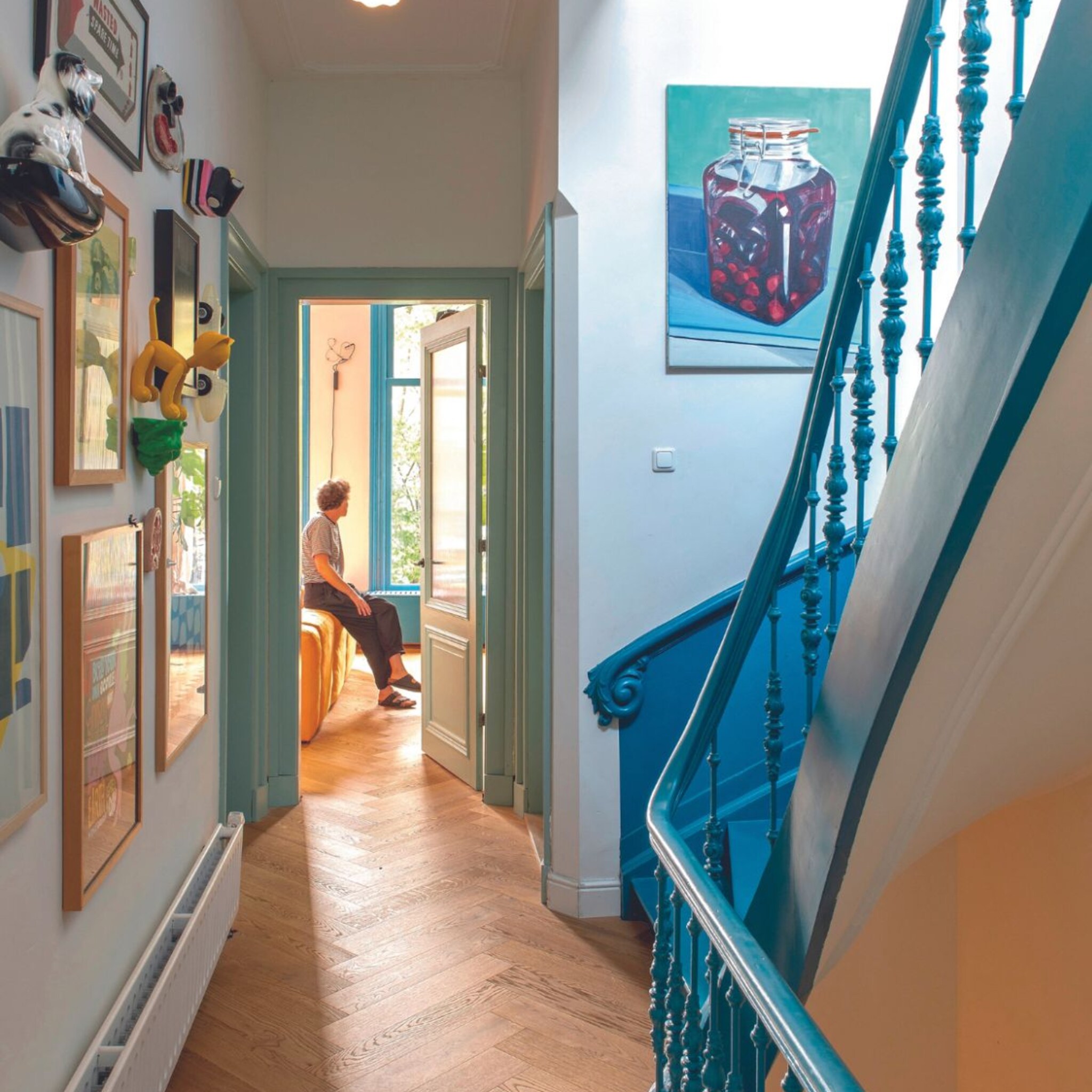 Blauwe trappen en wandlijsten op de muur