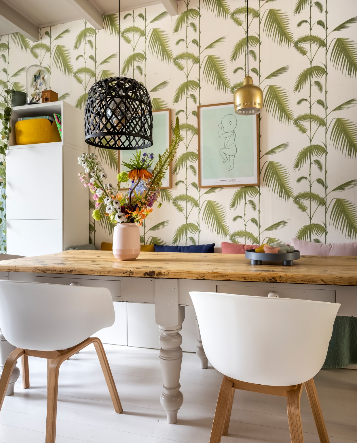 Stoelen Hay, roze vaas Hella Duijs, poster The Birth Poster, roze bloemen Huis van Bloemen. Roze plantenbox Ferm Living, blauwe tray Muuto, gordijnen Ikea, jaloezieën Kwantum. Engel oud etalagemateriaal, kist erfstuk, filmprojector uit de bioscoop in Vlissingen. Gouden leeuw via een veilinghuis. Behang Cole &amp; Son. Vloer houten planken geverfd met witte betonverf Karwei. Muurverf Borrowed Light en verf plafond Elephant Breath van Farrow &amp; Ball. vtwonen binnenkijken special 131-2024 | fotografie Henny van Belkom