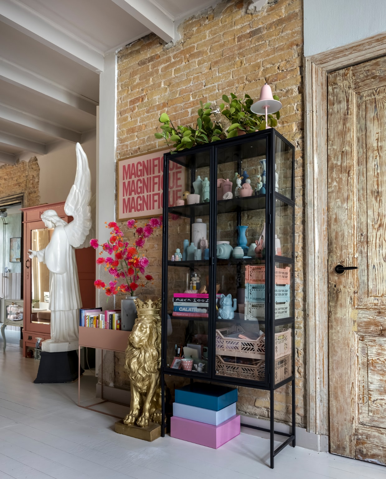 Roze spiegelkast kringloop, geverfd in Flowerbulb van Flexa. Engel oud etalagemateriaal, roze plantenbox Ferm Living, dozen en kratjes Hay. Poster Gayle Mansfield Design. Roze bloemen Huis van Bloemen. Keramiek: Lenneke Wispelwey, Studio Harm en Elke, Foekje Fleur, Hella Duijs, Jorine Oosterhoff, Lammers &amp; Lammers. Gouden leeuw via veilinghuis. Vloer houten planken geverfd met witte betonverf Karwei. Lamp cadeau gekregen. Verf plafond Elephant Breath van Farrow &amp; Ball, muurverf Borrowed Light van Farrow &amp; Ball. vtwonen binnenkijken special 131-2024 | fotografie Henny van Belkom