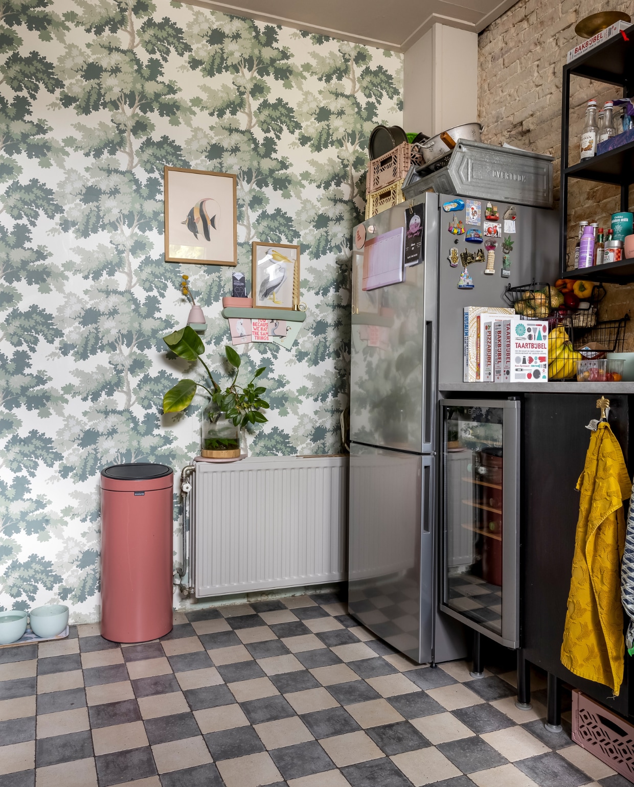 Prullenbak Brabantia, posters en lijsten ’t Pothuys, pinbalk en roze bakje Studio Harm en Elke. Kookbijbels La Bella Cucina, handdoek Sissy-Boy, kasten Ikea, behang Sandberg. vtwonen binnenkijken special 131-2024 | fotografie Henny van Belkom