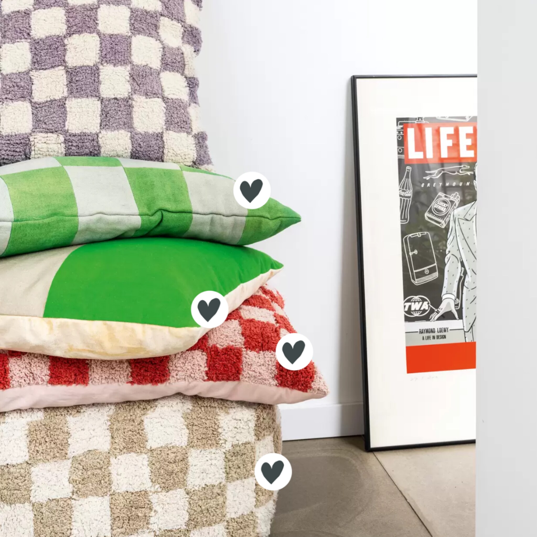 Stapel kussens met retro print