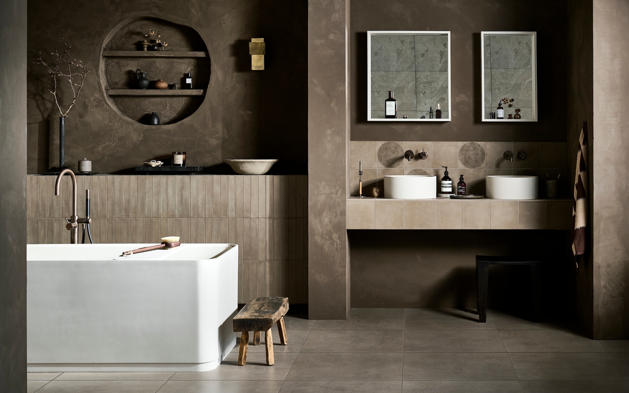 Top solid bad Soft Edge in matzand, 160x73x59,5 cm (lxbxh), 200 liter € 4970,-. Vloer: vloer- en wandtegel Earth Argilla, 60x60 cm, per m² € 64,50. Achterwand: wandtegel Earth Argilla, 5x30 cm, per m² € 79,50.