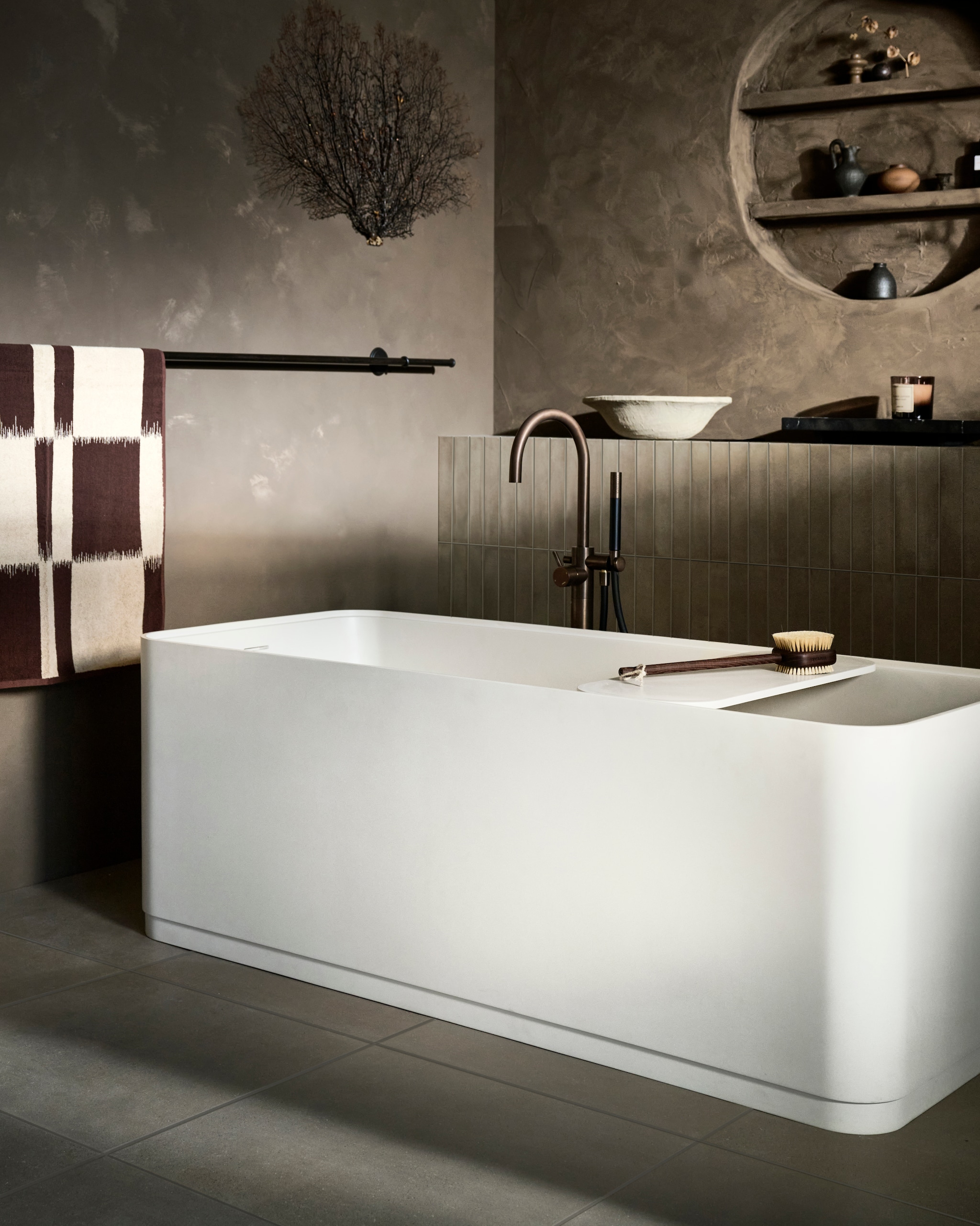 Top solid bad Soft Edge in matzand, 160x73x59,5 cm (lxbxh), 200 liter € 4970,-. Vloer: vloer- en wandtegel Earth Argilla, 60x60 cm, per m² € 64,50. Achterwand: wandtegel Earth Argilla, 5x30 cm, per m² € 79,50. vtwonen 06-2024 | styling Kim van Rossenberg | fotografie Sjoerd Eickmans