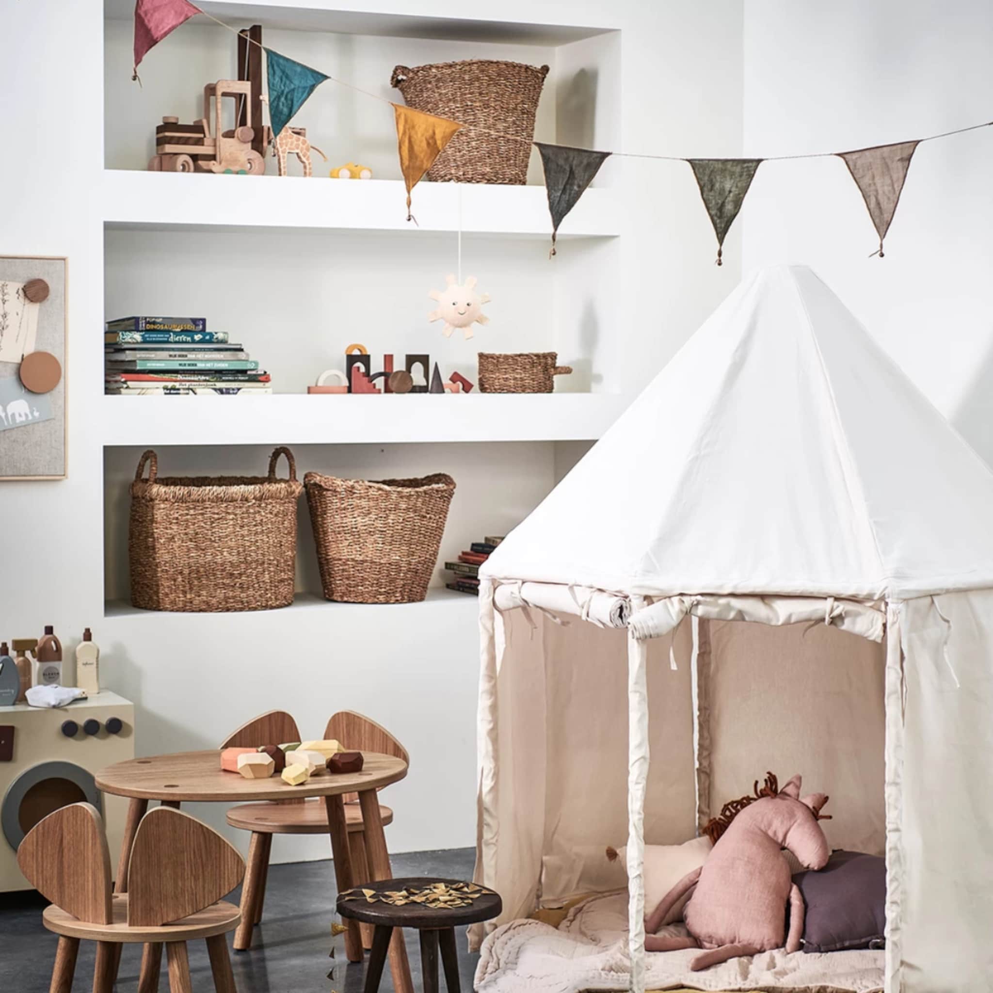 Kinderhoek met tent en speelgoed