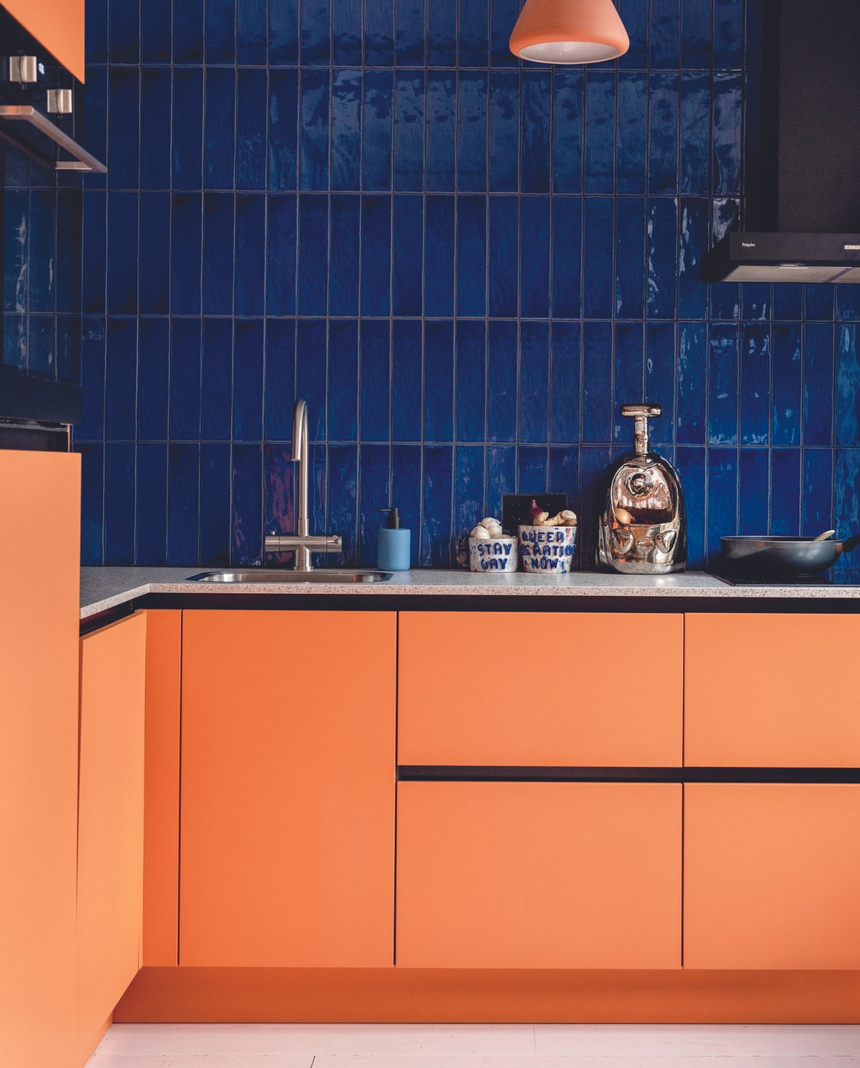 Keuken Bruynzeel Keukens, wandtegels Tegels In Huis, lamp Diederik Schneemann, stofzuiger Polspotten, zeeppomp Xenos, potjes gemaakt door Sharvin, pan Brabantia. vtwonen 04-2024 | styling Ilona Jongepier | fotografie Dana van Leeuwen