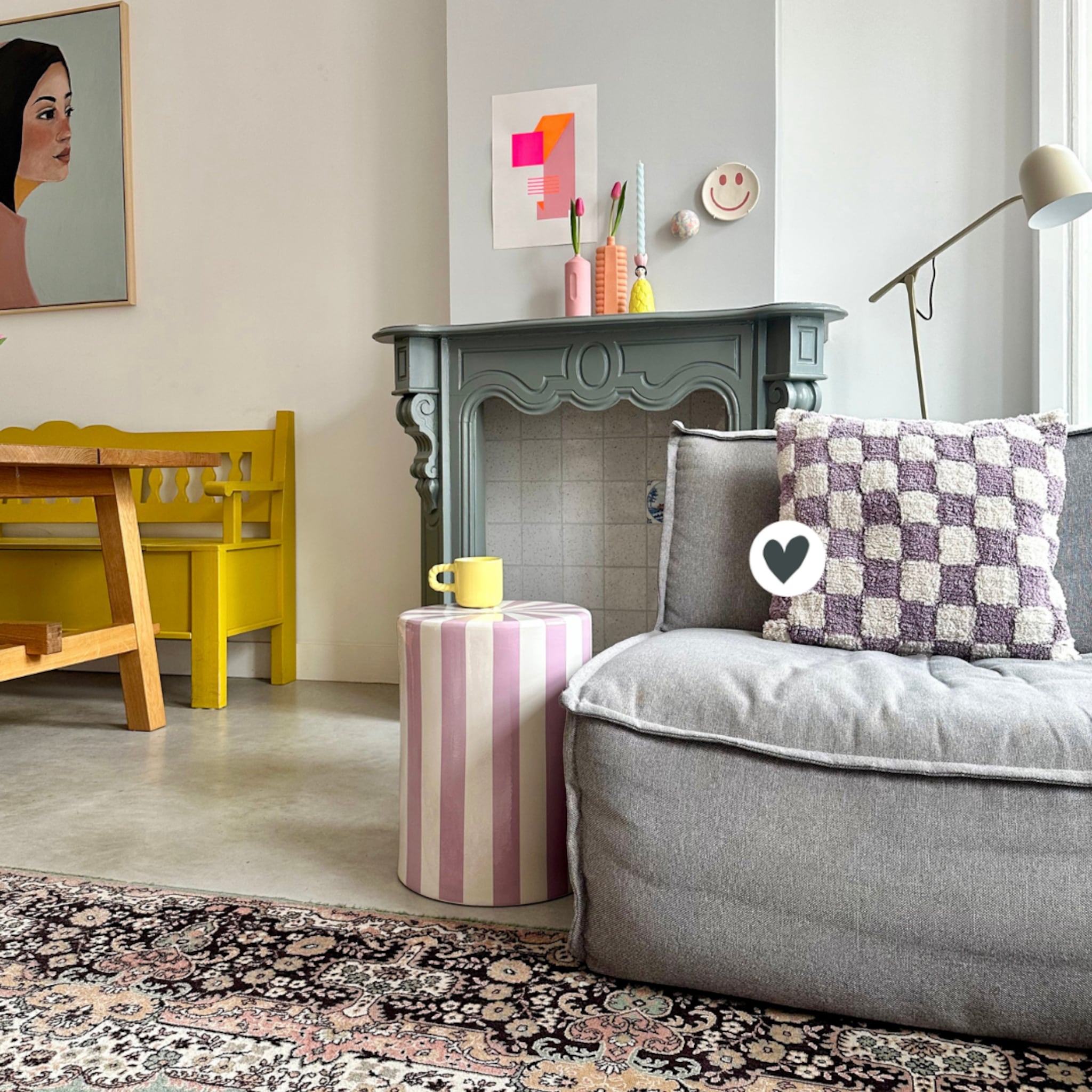 Woonkamer Tessa met retro kussen op de bank