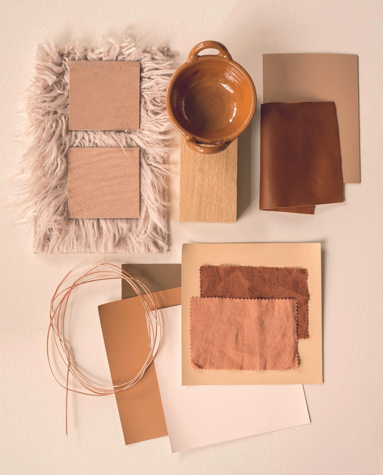 Ondergrond duurzame muurverf Nude Cashmere van Lab Paint, 1 liter € 54,-, verfstalen van boven naar beneden: Teddy, Pink Peach, Silent Cinnamon en Epic Tiger van Lab Paint, 1 liter € 54,- (vestingh.nl). Hoogpolige stof Flokati voor meubelbekleding (vetsak.com). Leemstuc 017 Beau en 018 Ellie(betonlook.nl). Eikenhout (fijnhout.nl). Schaal met oren Juniper € 45,45(nordal.com). Gewassen linnen in Clay Rose en Terracotta van Chivasso (jab.de). Linoleum Furniture in Walnut (forbo.com). Stuk leer en koperdraad privébezit. vtwonen 05-2024 | styling Marianne Luning | fotografie Stan Koolen | assistentie Julia Beitler &amp; Rosa Neuteboom