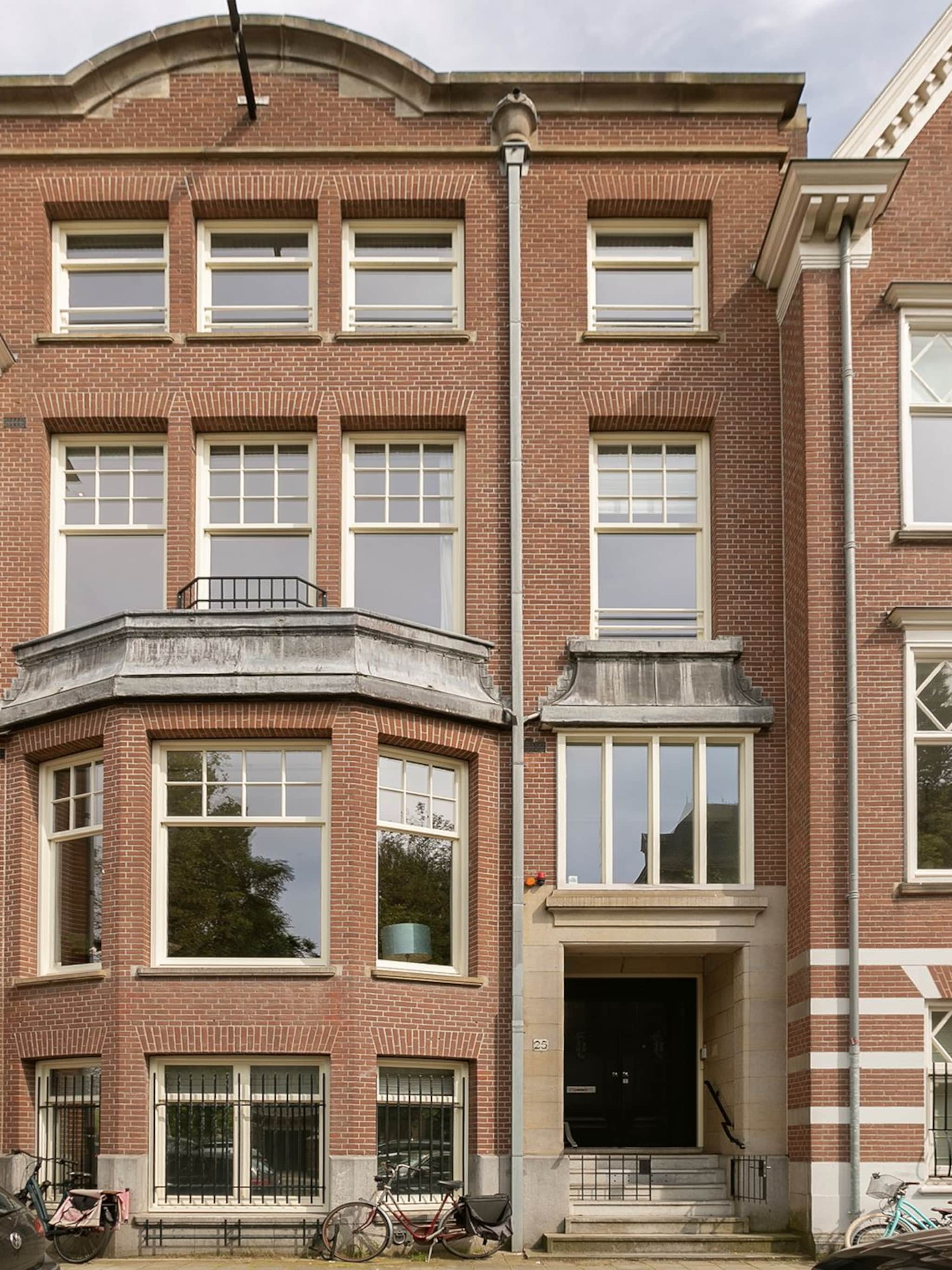 funda parel in het kleurrijke herenhuis van tv presentator ivo niehe smelten klassiek en modern perfect samen
