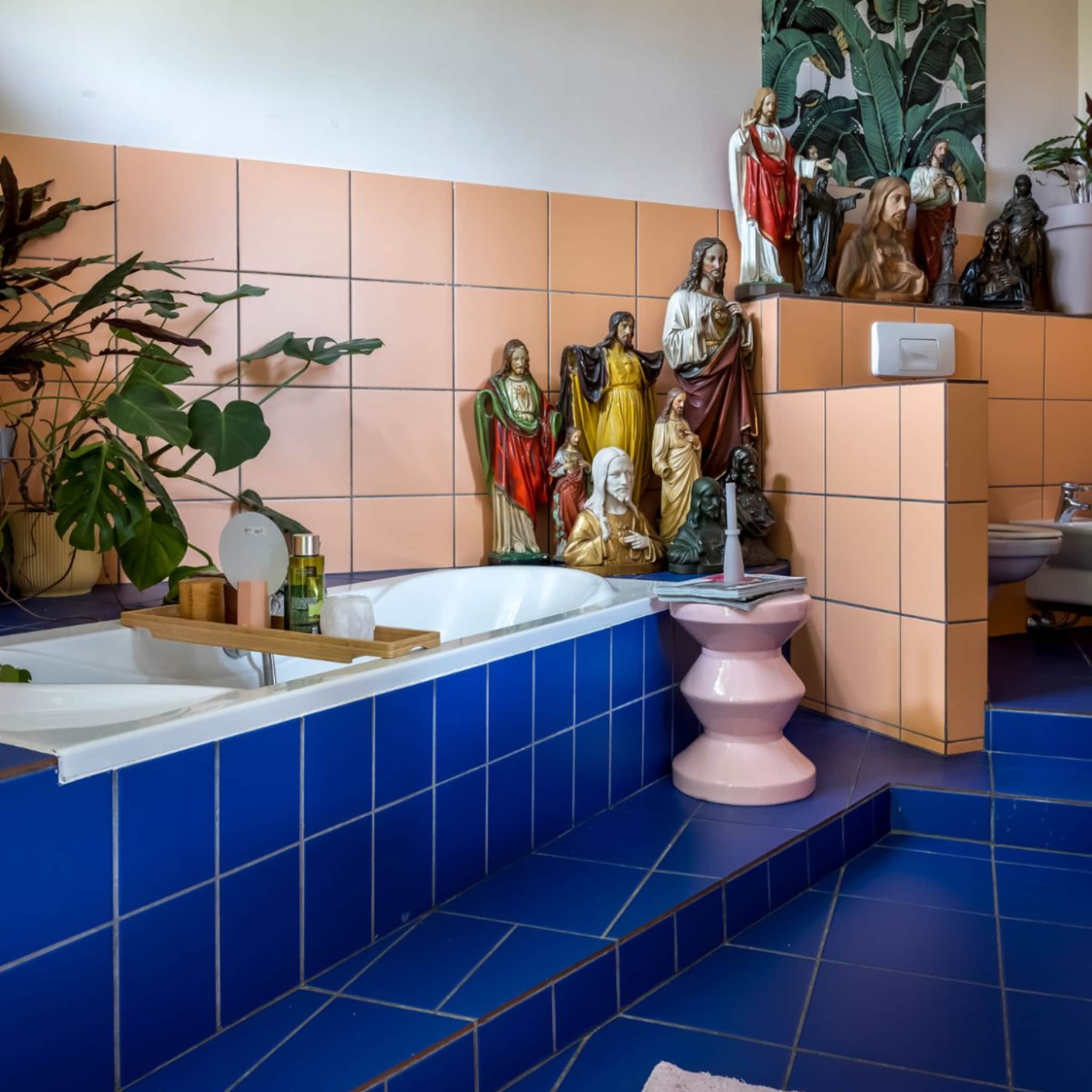 Blauwe badkamer met oranje tegels