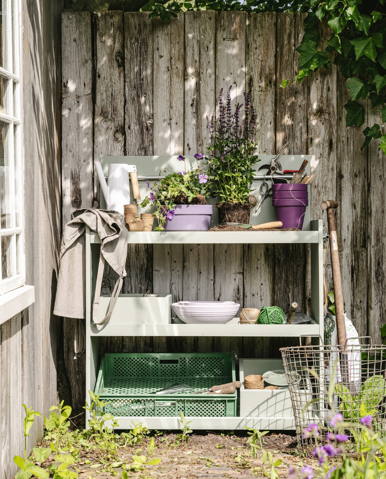 Roestvrijstalen gieter Bittergurka € 11,99 (ikea.com). Lila plantenpot € 8,99, schep € 7,29, hark € 8,99 (tuinland.nl). Terracotta potten € 2,49, geverfd met lak Strak op de Muur Buiten Zijdemat in de kleur 100% Framboos, 2,5 liter € 50,49 (flexa.nl). Terracottta schalen klein € 3,49, groot € 5,49 (intratuin.nl), geverfd met lak Strak op de Muur Buiten Zijdemat in de kleur Vleugje Pinksterbloem, 2,5 liter € 50,49 (flexa.nl). Bol henneptouw € 3,99, bol bindbuis € 5,49 (intratuin.nl). Overig privébezit. vtwonen tuin special 09 | productie Corrien Flohil | styling Moniek Visser | uitvoering Johan Snoodijk | fotografie Denise Pronk