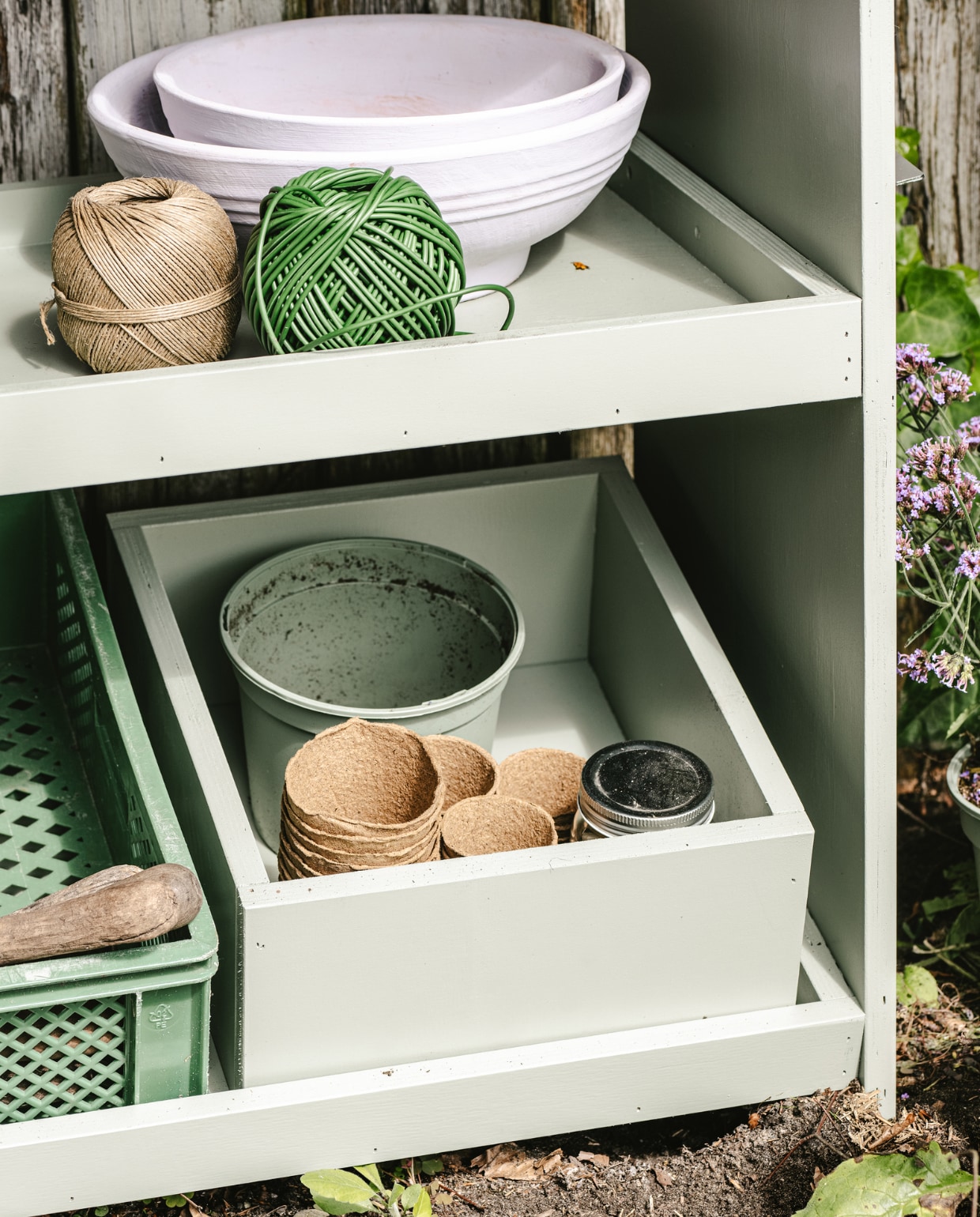 Roestvrijstalen gieter Bittergurka € 11,99 (ikea.com). Lila plantenpot € 8,99, schep € 7,29, hark € 8,99 (tuinland.nl). Terracotta potten € 2,49, geverfd met lak Strak op de Muur Buiten Zijdemat in de kleur 100% Framboos, 2,5 liter € 50,49 (flexa.nl). Terracottta schalen klein € 3,49, groot € 5,49 (intratuin.nl), geverfd met lak Strak op de Muur Buiten Zijdemat in de kleur Vleugje Pinksterbloem, 2,5 liter € 50,49 (flexa.nl). Bol henneptouw € 3,99, bol bindbuis € 5,49 (intratuin.nl). Overig privébezit. vtwonen tuin special 09 | productie Corrien Flohil | styling Moniek Visser | uitvoering Johan Snoodijk | fotografie Denise Pronk