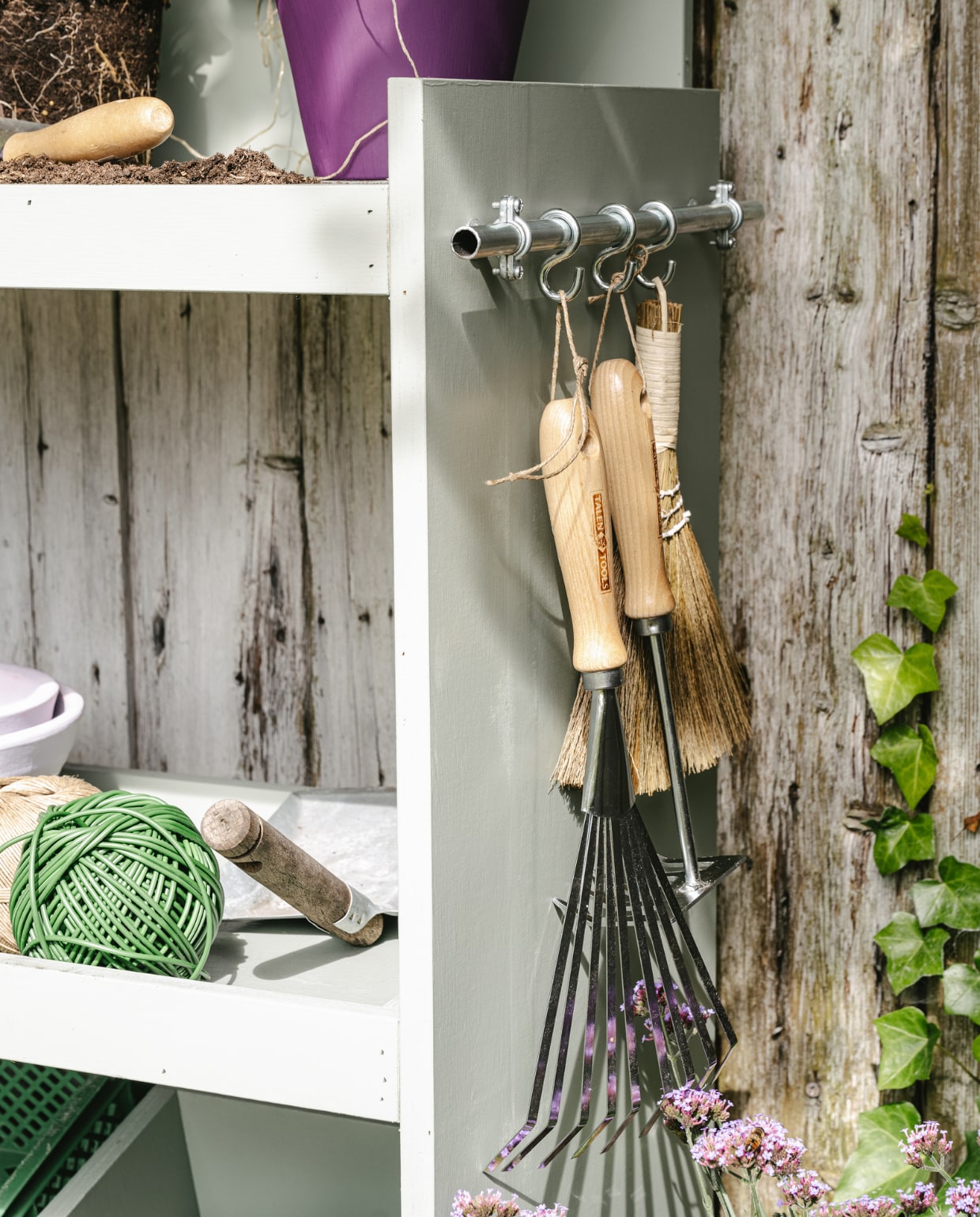 Roestvrijstalen gieter Bittergurka € 11,99 (ikea.com). Lila plantenpot € 8,99, schep € 7,29, hark € 8,99 (tuinland.nl). Terracotta potten € 2,49, geverfd met lak Strak op de Muur Buiten Zijdemat in de kleur 100% Framboos, 2,5 liter € 50,49 (flexa.nl). Terracottta schalen klein € 3,49, groot € 5,49 (intratuin.nl), geverfd met lak Strak op de Muur Buiten Zijdemat in de kleur Vleugje Pinksterbloem, 2,5 liter € 50,49 (flexa.nl). Bol henneptouw € 3,99, bol bindbuis € 5,49 (intratuin.nl). Overig privébezit. vtwonen tuin special 09 | productie Corrien Flohil | styling Moniek Visser | uitvoering Johan Snoodijk | fotografie Denise Pronk