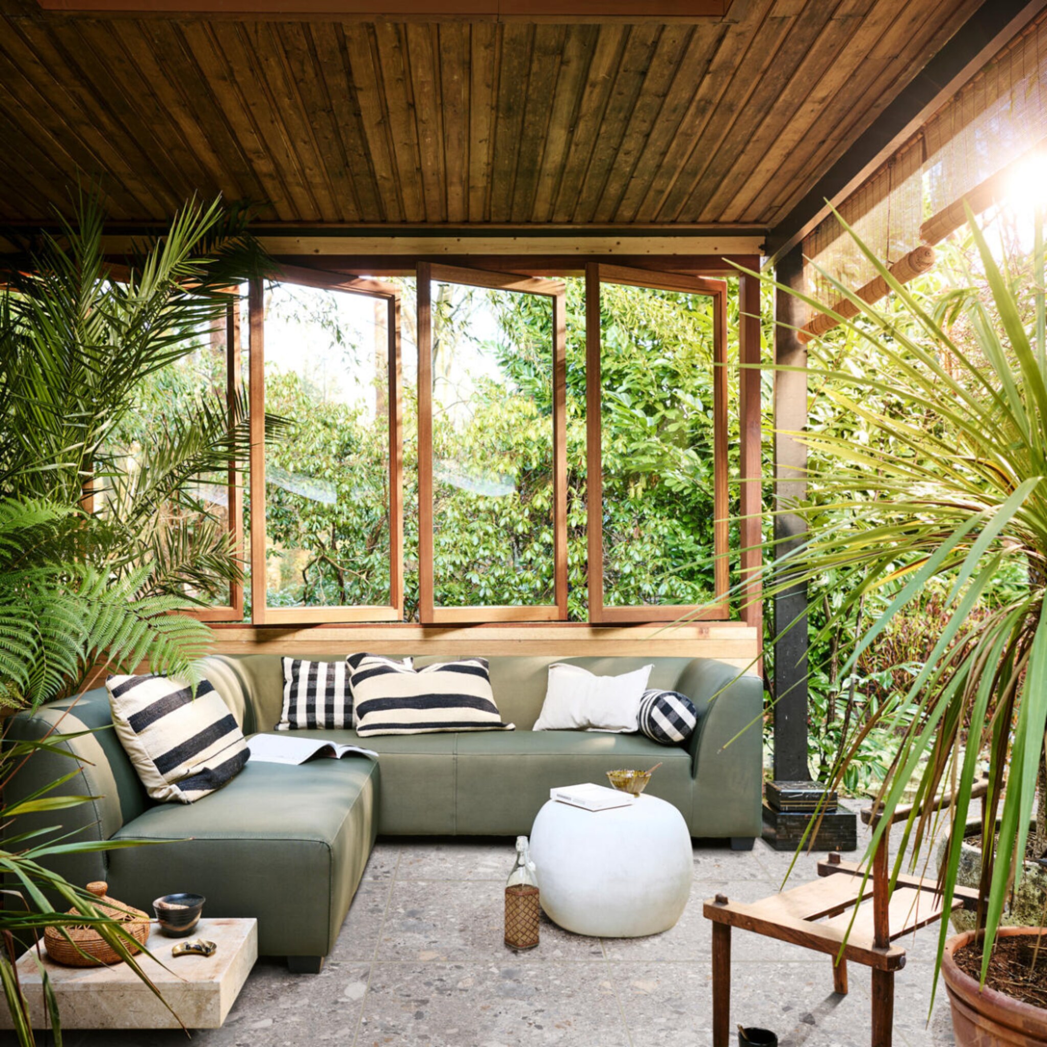 Tuin met veranda en bank voor buiten