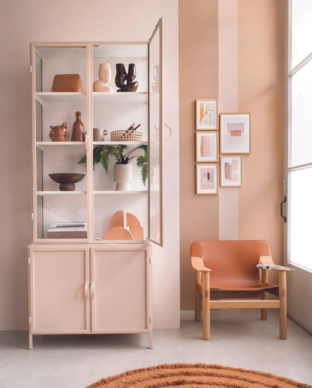 Duurzame muurverf Velvet Fudge, Teddy en Saint-Tropez van Lab Paint,1 liter € 54,- (vestingh.nl). Vloerkleed Mahogany van HKliving, wol en katoen, 150 cm (Ø) € 139,-, keramieken mand Centerpiece van Ferm Living in Cashmere, handgemaakt € 79,-(loods5.nl). Metalen vitrinekast Detroit van New Routz, 95x47x240 cm (bxdxh) € 1395,- (hetkabinet.nl). Fauteuil Bernard van Hay, eikenhout en leer, 77x62x73 cm (bxdxh) € 2999,-, crèmekleurige keramieken vaas van HKliving € 57,95, espressobruine keramieken vaas van HKliving € 59,95, woondecoratie Shape Sculpture van Ferm Living, set van 4 € 175,- (vtwonen.nl/shop). Terracotta schalen met oor Juniper, per stuk € 45,45, terracotta karaf met deksel Juniper € 75,-, plantenpot € 35,- , dinerkaarsen € 1,75, houten schaal op voet Vitello € 75,-, zandkleurige stenen pot Mull € 27,50, leren toilettasje Ayu € 90,91 (nordal.com). Bruine opbergdoos Colour Storage, fsc-gecertificeerde kartonmix € 14,-(hay.nl). Houten fotolijst Linden, 30x40 cm € 39,95, houten fotolijsten Linden, A4, per stuk € 29,95, art print Dessous, A4 € 45,95, art print Pastels, A4 € 45,95, art print Blush, A4 € 45,95, art print Aamer, A4 € 45,95, art print Connection, 30x40 cm € 59,95 (tinystories.nl). Overig privébezit. vtwonen 05-2024 | styling Marianne Luning | fotografie Stan Koolen | assistentie Julia Beitler &amp; Rosa Neuteboom