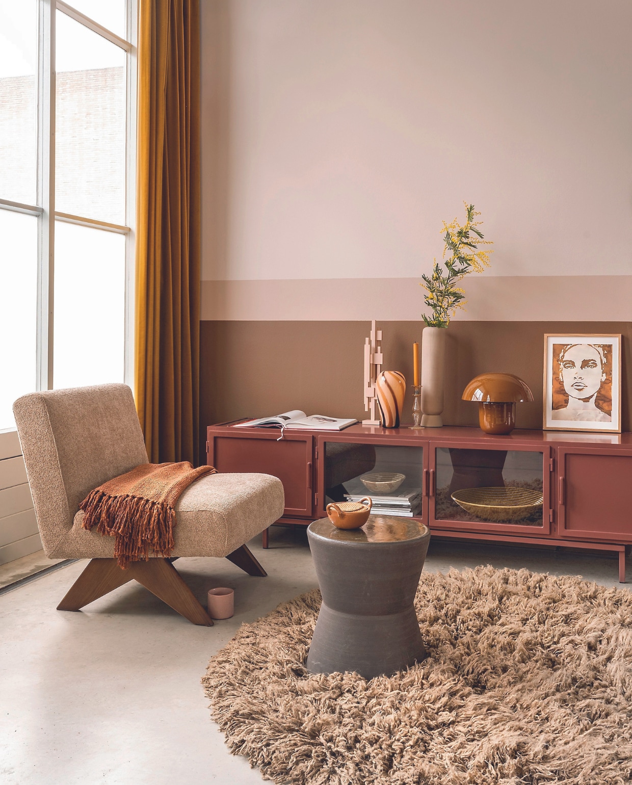 Polyester gordijnstof City Velvet Reloaded van Chivasso, 140 cm breed € 96,90 (jab.de). Duurzame muurverf Epic Tiger, Arabic Desert en Nude Cashmere van Lab Paint, 1 liter € 54,- (vestingh.nl). Vloerkleed Fluffy van HKliving, wol en katoen, 150 cm (Ø) € 675,-, beige houten sculptuur Skyline M van HKliving € 59,95, glazen vaas Dulce van HKliving € 54,95, katoenen plaid van Malagoon, 125x150 cm € 49,99 (vtwonen.nl/shop). Metalen dressoir Brooklyn van New Routz, 200x44x53 cm (bxdxh) € 1095,- (hetkabinet.nl). Fauteuil Marisa van Loods 5 in Warm Beige, hout en polyester, 62x74x76 cm (bxdxh) € 495,-, aardewerken bijzettafel Pawn van Serax, 40x38 cm (Øxh) € 349,-, zandkleurige handgemaakte keramieken vaas Kabin Tall van 101 Copenhagen € 59,-, bronzen tafellamp Bello van Loods 5 € 69,95 (loods5.nl). Tweedehands boek (deslegte.com). Tweedehands kandelaar (delokatie.org). Art print Ochre € 14,95 (tinystories.nl). Grote rieten mand € 189,-, kleine rieten mand € 29,- (maisonsuku.com). Stenen mok met oor Jose € 21,21, terracotta schaal Juniper € 45,45 (nordal.com). vtwonen 05-2024 | styling Marianne Luning | fotografie Stan Koolen
