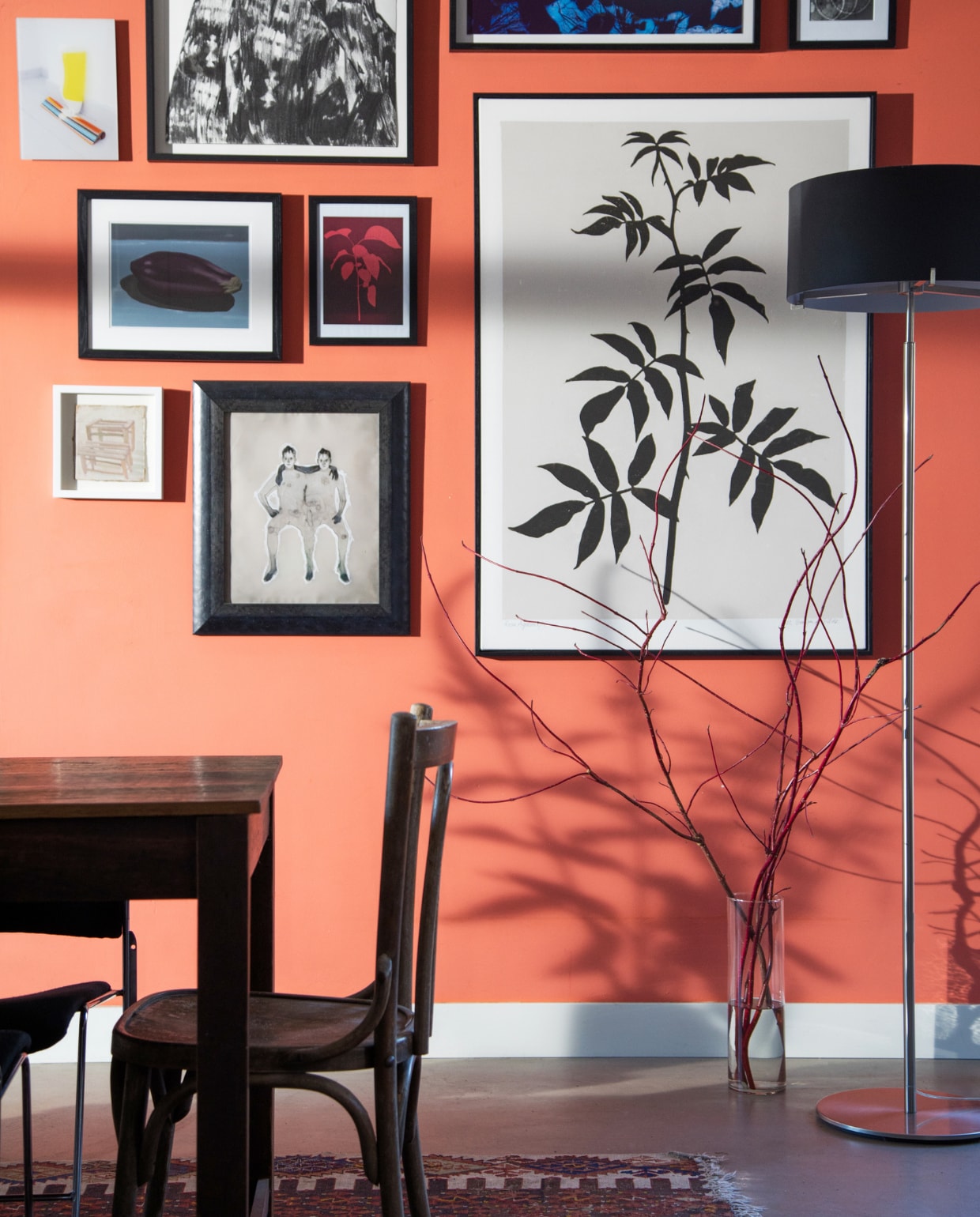 Tafel Jan van IJken, caféstoelen Burbri, stoel rechts 40/4 van David Rowland via Tim Tom, hanglamp Satellite van Vilhelm Wohlert via De Vreugde Design, kast vintagemarkt, schaal links vintage, schaal rechts Polspotten, metalen vaas Zara Home, glazen vaas Loods 5, vloerkleed Kilim. Kunst: op plank Piet Paris, midden Louise te Poele voor Claudia Sträter, rechts Hans Schabracq, tussen kast en deur boven Louisiana van Onna, onder Anthony Cudahy. Muurverf Shocking Coral, houtverf Quiet Blush, beide Lab Paint van Vestingh. vtwonen 03-2023 | styling Ilona Jongepier | fotografie Dana van Leeuwen
