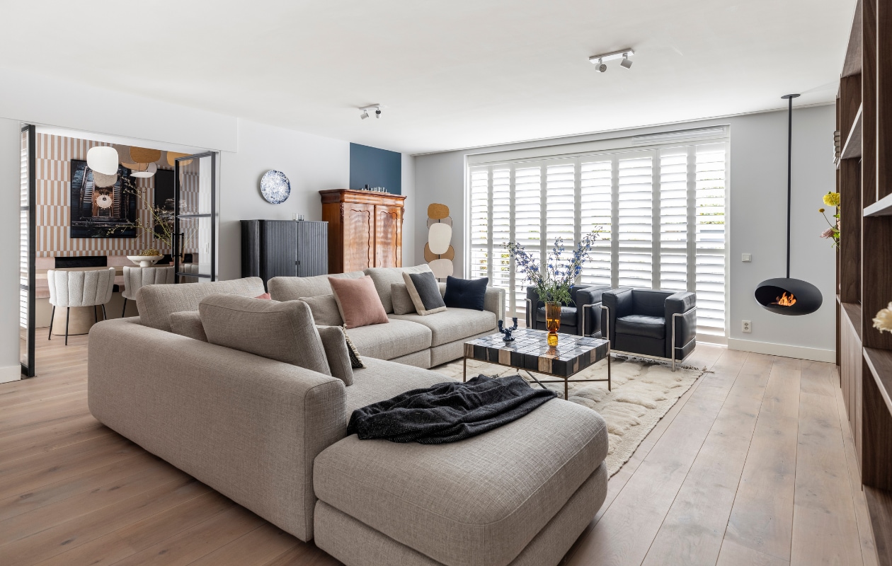 Zachtgrijze muurverf Silver Shadow uit het Contemporary Pop palet van Flexa Creations Flexa. Roze muurverf Luxurious Silk uit het Contemporary Pop palet van Flexa Creations Flexa. Donkerblauwe muurverf vlak Magic Midnight uit het Contemporary Pop palet van Flexa Creations Flexa. Rode muurverf vlak Fresh Fruit uit het Contemporary Pop palet van Flexa Creations Flexa. Op maat gemaakte shutters in Signal White van Jasno Jasno. Vloer bewerkt met olie Sky Grey van Rubio Monocoat Monocoat Webshop. Deuren zwart helder glas van GewoonGers GewoonGers. Witte plafondlampen Runner 2-licht spotbalk van Philips Hue, 14x36,5x14 cm (lxbxh) Philips Hue. Witte lichtstrip (onder de tv-kast) Ambience gradient lightstrip van Philips Hue, 200x1,5x1,5 cm (lxbxh) Philips Hue. Peertjes in de vloerlamp en kroonluchter van Philips Hue Philips Hue. Bank Harris, bestaande uit: 4 zits 1 arm rechts, 224x114x65 cm (bxdxh), 4,5 zits 1 arm rechts, 244x114x65 cm (bxdxh), modulair element 114x80 cm, voorzetkussen laag 85 cm, voorzetkussen laag 75 cm, voorzetkussen laag 65 cm Eijerkamp. Naturel wollen vloerkleed met reliëf in blokken van Momo Rugs Vloerkledenwinkel. Salontafel Petrified Eijerkamp. Vloerlamp Screen in de kleuren Boucle, Curry en Jute, 110 cm (h) Eijerkamp. Roestvrijstalen open haard Sky van Le Feu, werkend op bio-ethanol, 52x49 cm (bxh) Le Feu. Zwarte houten kast Barbier van Zuiver, 100x45x140 cm (bxdxh) Zuiver. Kussen Sahara van Malagoon, kleur Off-White vtwonen. Roze kussen Dot van Hay vtwonen. Roze vierkant kussen Recycled Wool van Malagoon, kleur Misty Pink vtwonen. Kussen Solid Poster van Malagoon vtwonen. Blauw kussen Dot van Hay vtwonen. Plaid Recycled Wool van Malagoon, kleur Crow Black vtwonen. Wandbord Bloementuin van Heinen Delfts Blauw Heinen Delfts Blauw. Waxinelichthouders Sanga van Bloomingville, set van 10 vtwonen. Vaas Bottoms Up van Hay vtwonen. Blauwe kandelaar Dito van Ferm Living vtwonen. Beige tafellamp Open wave beige 3D geprinte tafellamp van Philips MyCreation, 29x21,4 cm (hxb) Philips MyCreation. Kunstwerk Dahlia stilleven op tafel van Alessandra Mignardi van Werk aan de Muur, canvas met zwarte baklijst, 40x50 cm Werk aan de Muur. Kunstwerk Modern abstract in pastelkleuren van Studio Allee van Werk aan de Muur, canvas met zwarte baklijst, 55x70 cm Werk aan de Muur. Zwarte leren fauteuils Cassina 2 Grand Confort, antieke kast, piano met kruk en overige accessoires privébezit. Weer verliefd op je huis aflevering 11 seizoen 19 | styling Marianne Luning | fotografie Margriet Hoekstra