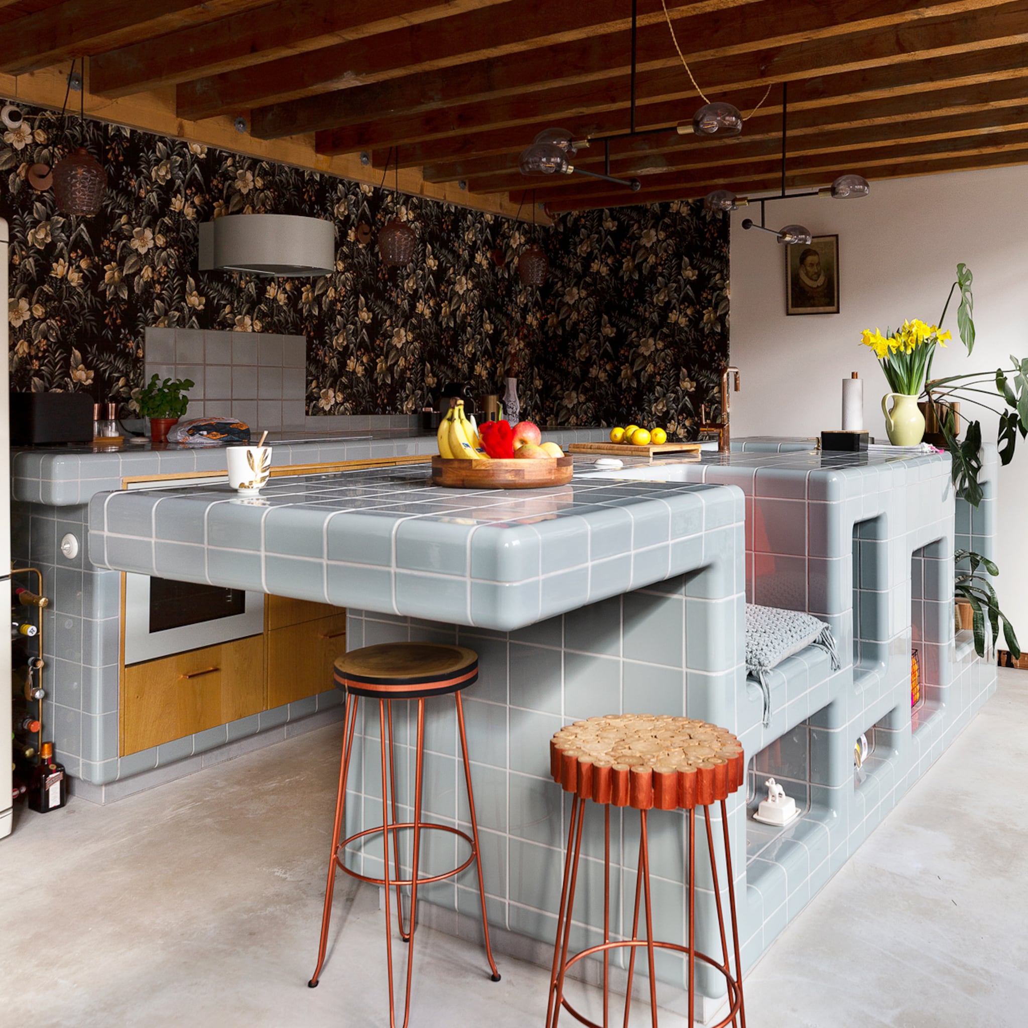 Keuken met bar en krukken