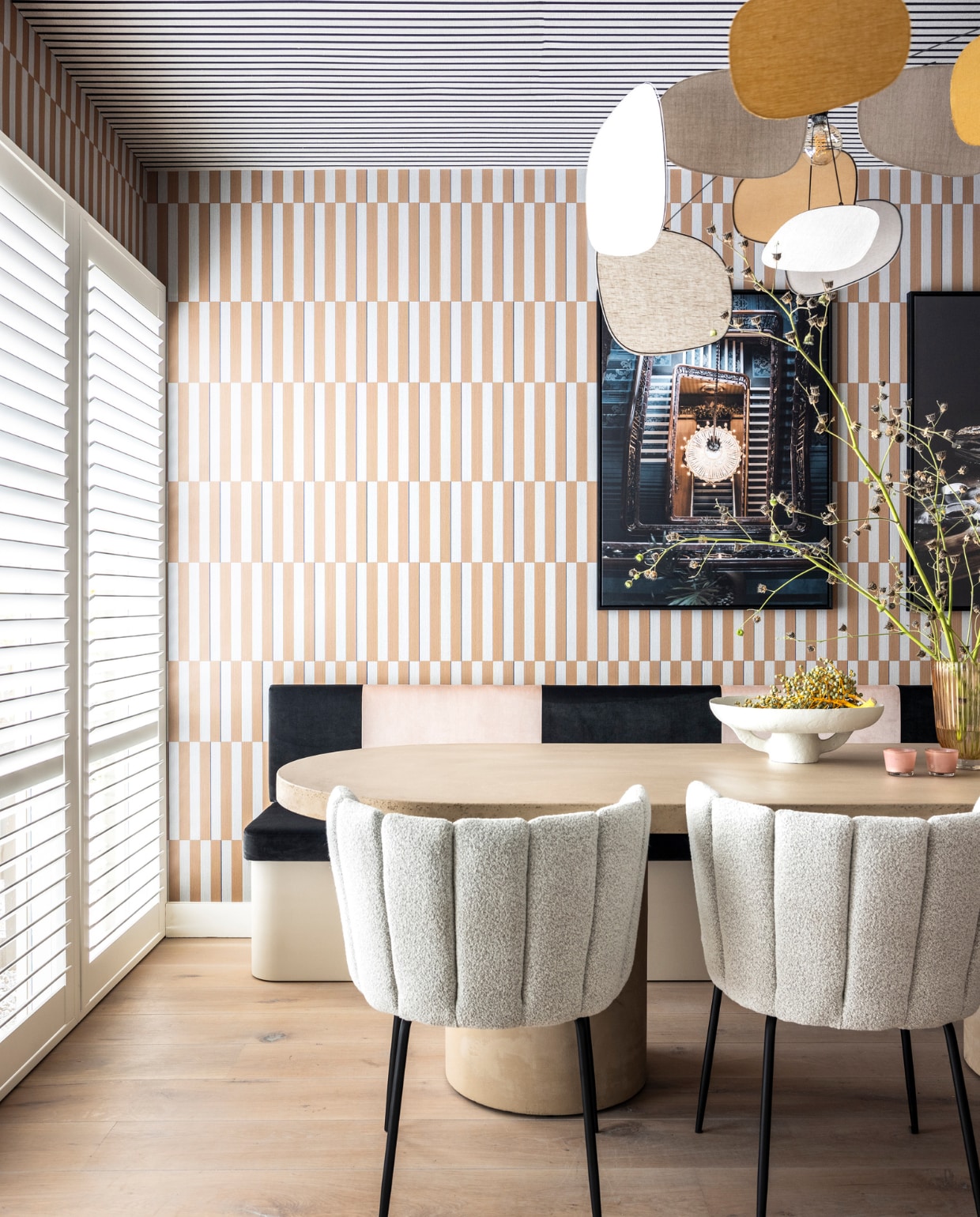 Behang collectie Revive nummer 333623 van Eijffinger Eijffinger. Op maat gemaakte shutters in Signal White van Jasno Jasno. Vloer bewerkt met olie Sky Grey van Rubio Monocoat Monocoat Webshop. Deuren zwart helder glas van GewoonGers GewoonGers. Peertjes in de vloerlamp en kroonluchter van Philips Hue Philips Hue. Akoestische wandpanelen met vilt en stroken met daarop behang van GewoonGers GewoonGers. Kunstwerk Newcastle Royal Station Hotel van fromkevin van Werk aan de Muur, canvas met zwarte baklijst, 80x110 cm Werk aan de Muur. Kunstwerk Pannenkoeken in low key van Moody Food & Flower van Werk aan de Muur, canvas met zwarte baklijst, 80x110 cm Werk aan de Muur. Ovalen eettafel Ella met een beton ciré bovenlaag en tube-vormige poten in de kleur Mink, 260x110 cm Eijerkamp. Op maat gemaakte eetkamerbank van Studio Jasper Studio Jasper. Stoffering van de bank Studio Fijnstof en Meublowski. Stoffen Slow-Mo Velvet van Chivasso Jab. Eetkamerstoelen Donna, kleur Beige, 60x54x83 cm (bxdxh) Eijerkamp. Hanglamp Screen in de kleuren Bouleau, Curry en Jute, 110 cm (Ø) Eijerkamp. Witte schaal Earth - Marie Michielssen van Serax vtwonen. Vaas Ribbed Peach van HKliving vtwonen. Roze waxinelichtjes privébezit. vtwonen Weer verliefd op je huis aflevering 11 seizoen 19 | styling Marianne Luning | fotografie Margriet Hoekstra