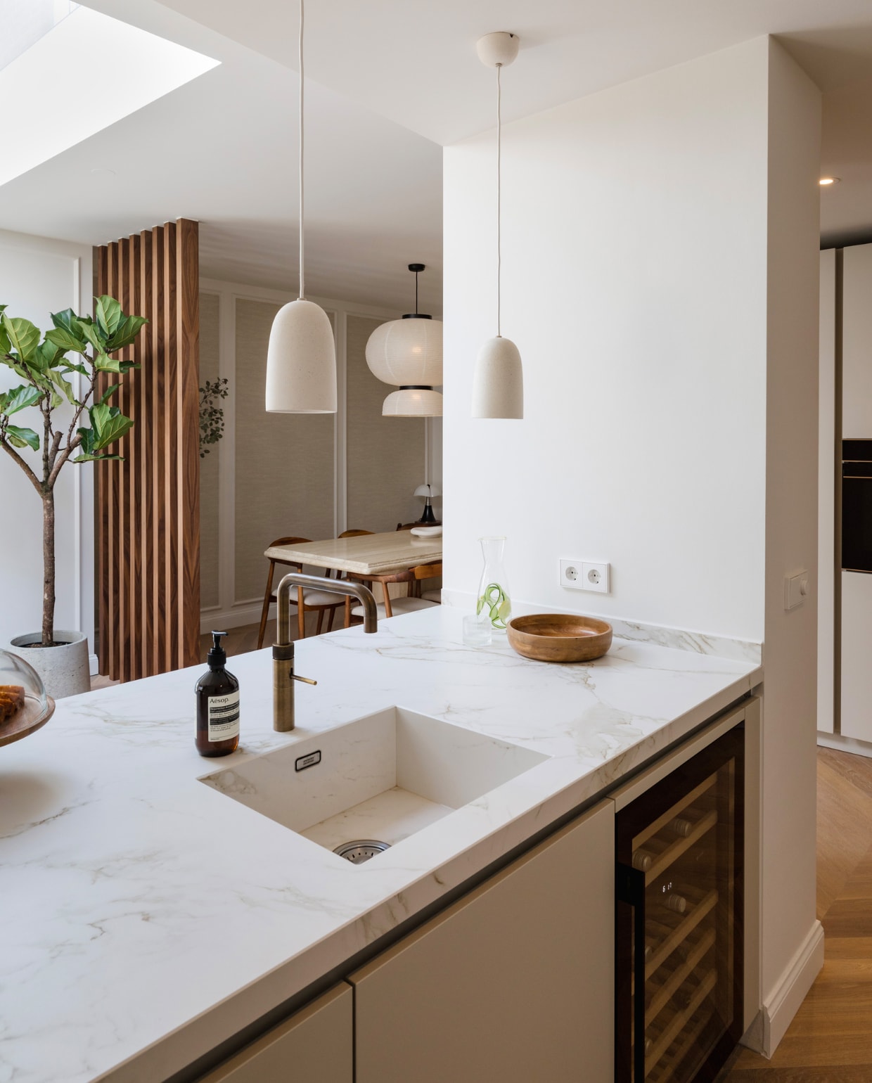 Keuken Verkade Keukendesign, dekton blad in kleur Entzo van Cosentino, hanglampen bar Ferm Living, accessoires H&amp;M Home, kokendwaterkraan Quooker. 2 Accessoires H&amp;M Home. 3 Inductieplaat Bora, oven/combi-oven Smeg, wijnklimaatkast Airo Design. vtwonen binnenkijken special 131-2024 | fotografie Corine Hoge Bavel-Jansen