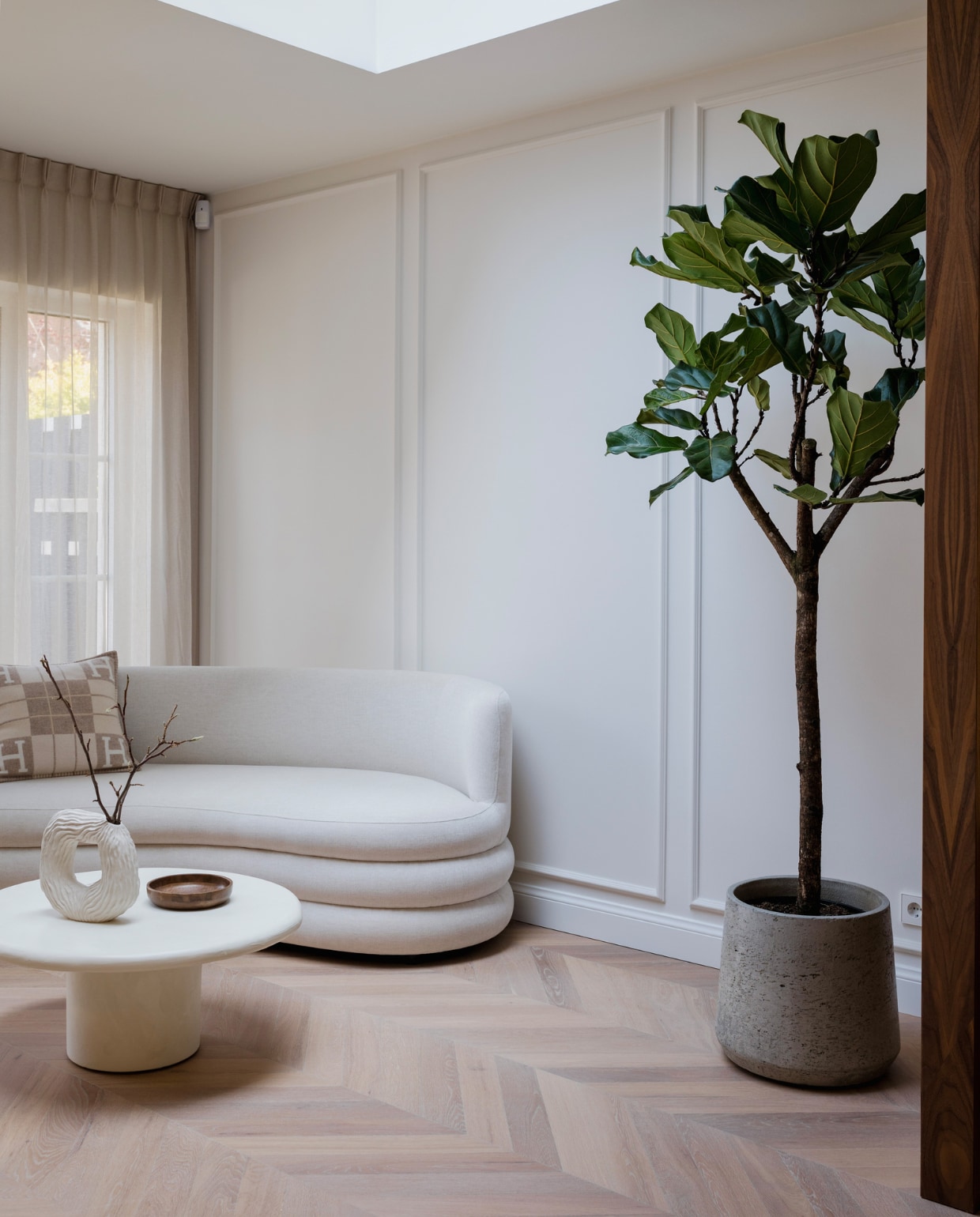 In de tweede living: bank Westwing, salontafel One of a kind she, kussen Hermès, gordijnen Veneta. Accessoires H&amp;M Home, plant Ficus Lyrata op stam via de kweker. Eikenhouten vloer gelegd in Hongaarse punt via BVO Vloeren. vtwonen binnenkijken special 131-2024 | fotografie Corine Hoge Bavel-Jansen