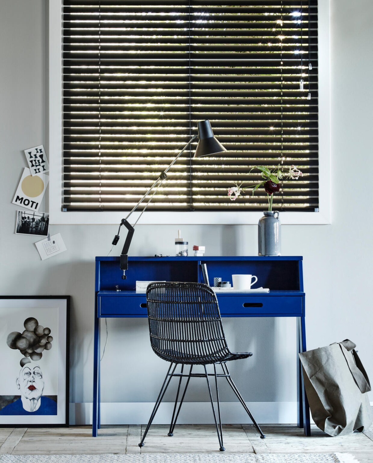 Horizontale aluminium jaloezie, kleurnr. 33122, 50 mm lamellen, op maat gemaakt, 120x180 cm (bxh) € 251,-.M.m.v. Little Greene (muurverf, Tracery II), Basiclabel (bureau), HK Living (stoel), Loods 5 (kruik, tas), Ikea (kop), vtwonen.nl (prent en vloerkleed van House Doctor), overig privébezit. vtwonen 08-2015 | productie Inge Steketee | styling Fietje Bruijn | fotografie Alexander van Berge