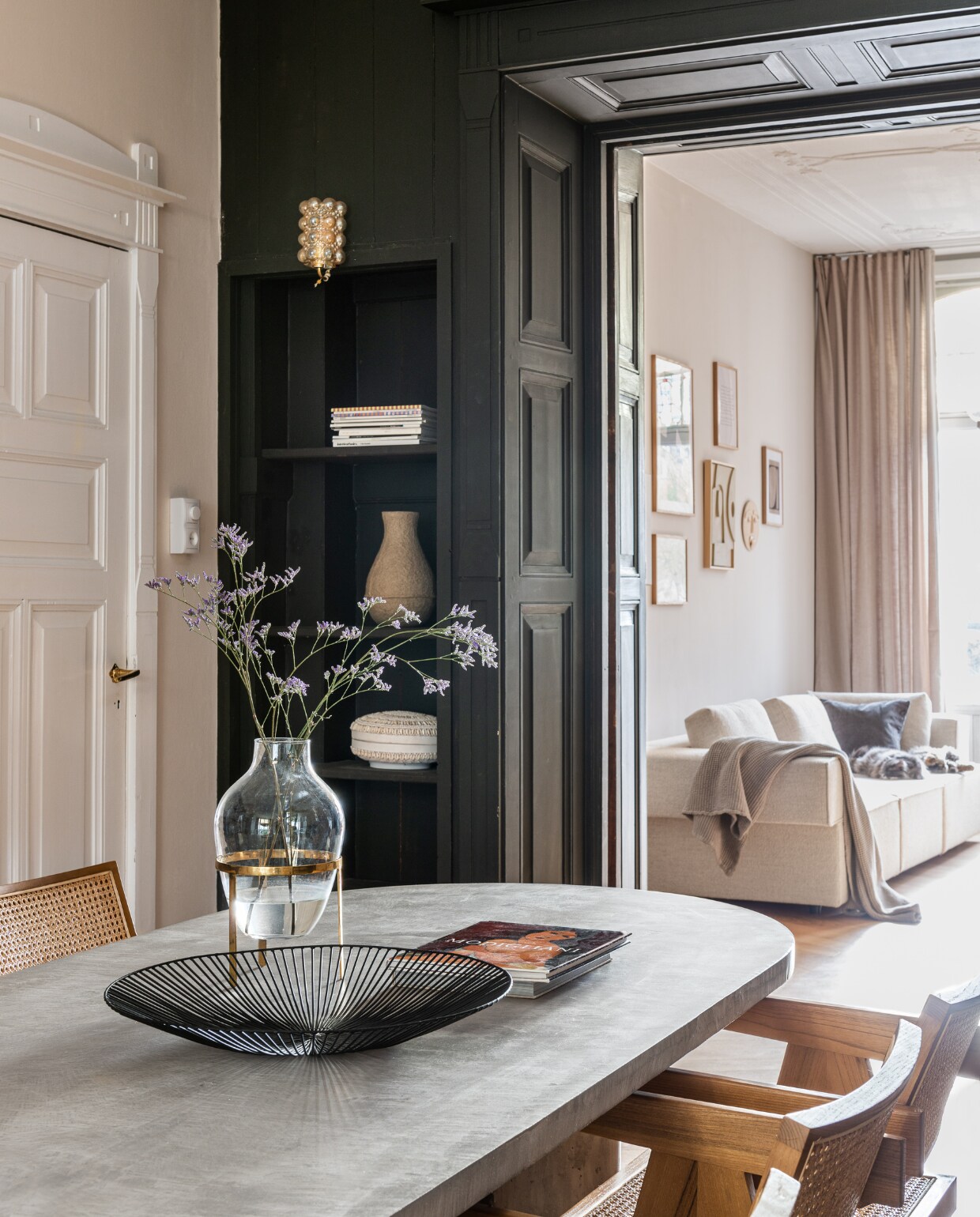 Eettafel op maat gemaakt, eetkamerstoelen Aime Té Studio, schaal Serax, boek Kelly Wearstler, wandkast Furnified, wandsculptuur Huis vol Stijl. Overig onbekend. vtwonen 11-2022 | productie Living Inside | fotografie Peter Dekens | tekst Marzia Nicolini | tekstbewerking Anne-Flore Muller