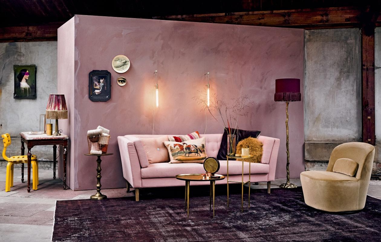De mdf wanden zijn geschilderd in kleur Cardamom van Bauwerk Colour per liter € 30,25 (AnoukB). Oudroze bank 90x208x76 cm € 1949,-, rond kussen € 119,-, bronskleurige mand € 79,-, goudkleurig huisje € 36,95, koperkleurige waxinelichtjes per stuk € 8,95 (Bloomingville). Vintage vloerkleed 391x285 cm € 1980,- (www.rozenkelim.nl). Goudkleurige tafel op één poot € 139,- (Anna + Nina). Hoge goudkleurige tafel € 189,-, goudkleurige tafel laag € 189,-, auberginekleurig kussen € 105,- (Pols Potten). Tafel met marmeren blad € 175,- (Burbri). Schilderij/dienblad Ida 5 van Ibride (links aan de wand) € 79,95, schemerlamp op tafel met tie dye kap € 249,-, dienblad met naaktkat Victoire van Ibride € 79,95, grote spijkers per stuk € 7,95 (Maison NL). Gele stoel Chubby Chair van Dirk van der Kooij € 395,- (www.flinders.nl). Goudkleurige notitieboekjes Paseo Gold van Christian la Croix, A5 € 16,90, A6 € 22,80, kussen Royal Promenade van de Royal Collection van Designers Guild € 139,- (Wilhemine van Aerssen). Oudroze kussen met knoop 60x45 cm € 79,- (Hay Amsterdam). Kussenhoes kelim € 49,95, fauteuil Stockholm € 299,- (Ikea). Staande lamp bestaande uit kap met donkerbruine franjes van Scotch Collectables € 84,95 (www.scotch-soda.com) en koperen voet Vaughan, prijs op aanvraag (Wilhelmine van Aerssen). Borden aan de wand van John Derian, groot € 94,95, klein € 44,95 (Sissy-Boy). Lampen met kooldraad, per stuk vanaf € 12,95,-, fitting met goudkleurige schakelaar € 16,95, snoer per meter € 6,95 (Sjakies). Klossen garen per stuk € 5,-, boeken per stuk € 2,-, klok € 20,- (www.kringloopcentrumbollenstreek.nl). Vaas € 16,95 (Klavertje Vijf). Lantaarn € 35,- (Six and Sons). vtwonen 01-2016 | styling Liza Wassenaar &amp; Leonie Mooren | fotografie Ernie Enkelaar