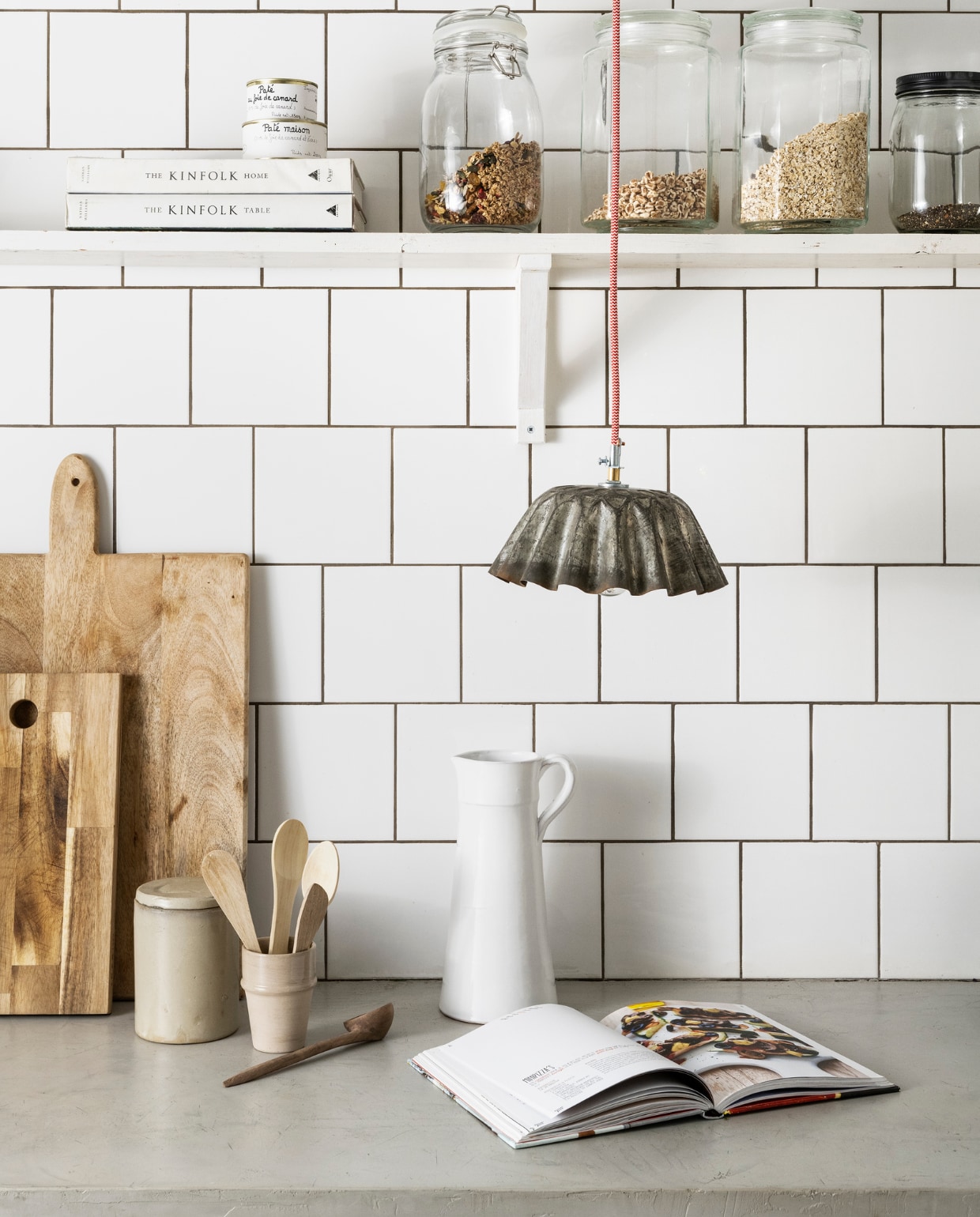 Strijkijzersnoer per 3 m € 5,95 (hornbach.nl). Aardewerken kan € 45,- (householdhardware.nl). Een hanglamp van oude puddingvorm de kringloper Naarden. Overig privébezit. vtwonen 05-2023 | productie Rolien van der Leeuw &amp; Corrien Flohil | styling Fietje Bruijn | fotografie Stan Koolen