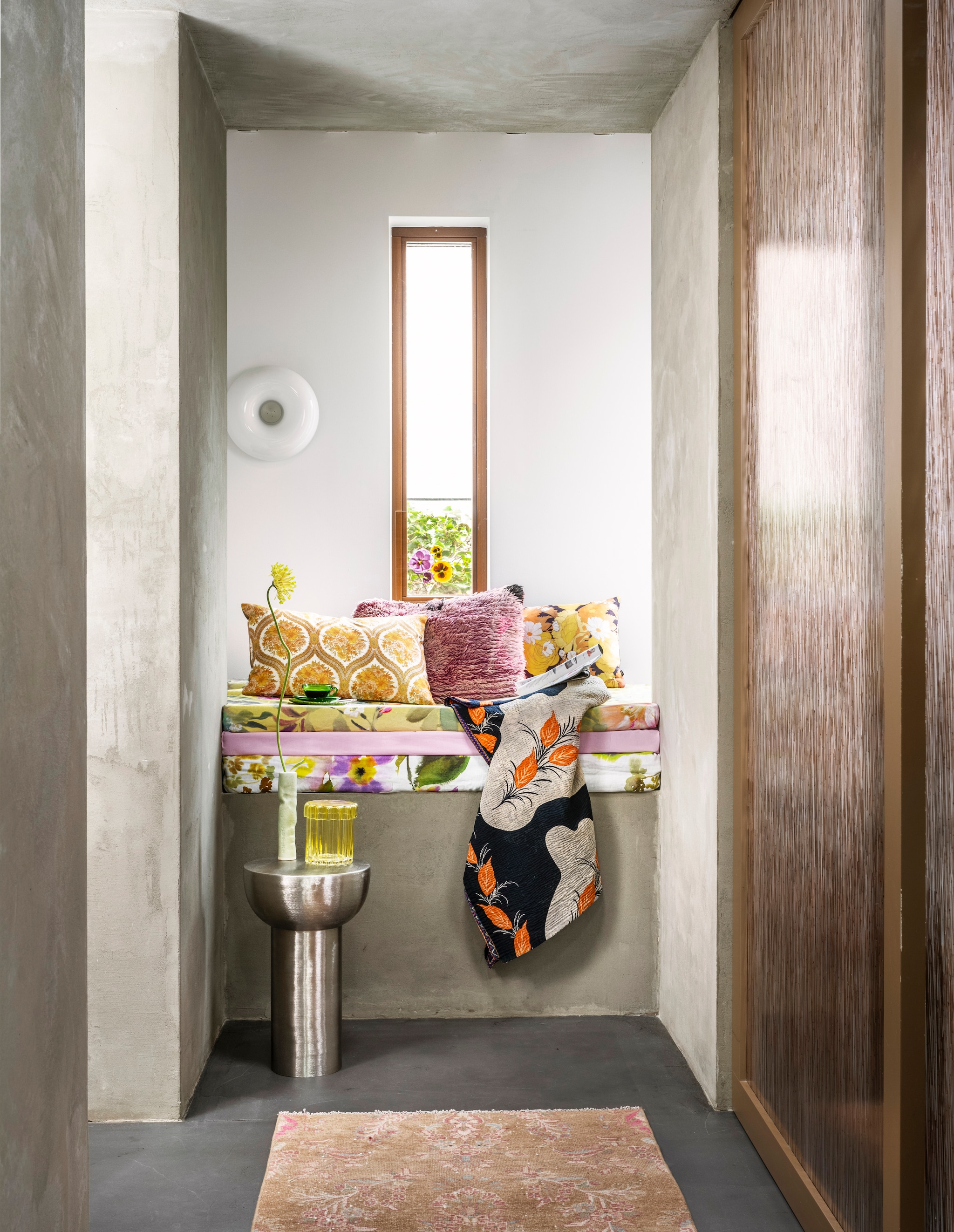 Matras onder: linnen stof Palace Flower Grande Saffron van Designers Guild, 130 cm breed, per meter € 160,-. Matras boven: linnen stof Proserpine Ochre van Designers Guild € 191,- (wva.nl). Wollen loper Vintage, 282x81 cm € 590,- (rozenkelim.nl). Glazen pot Astral Yellow € 45,- (klevering.com). Metalen bijzettafel Zilver van vtwonen € 119,-, polyester kussen Heyday van HKliving € 27,99, polyester kussen Loft van HKliving € 27,99 (vtwonen.nl/shop). Glazen kop en schotel € 2,50 (hetgoed.nl). Overig privébezit. vtwonen 06-2024 | styling Kelly van Gendt | fotografie Stan Koolen