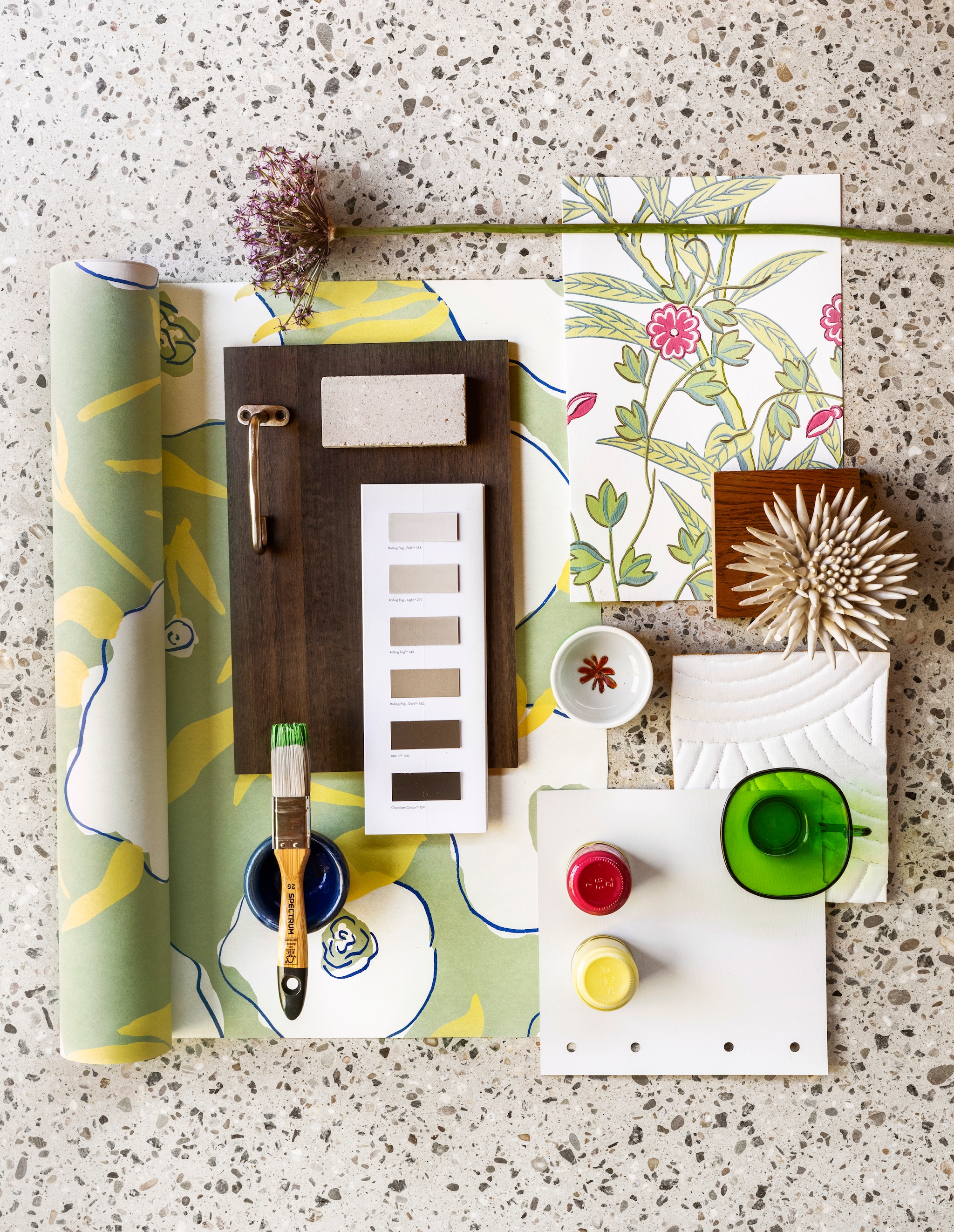 Kwast gedoopt in houtlak Emerald Green van Farrow &amp; Ball, 500 ml € 50,-, testpotjes muurverf Bumblebee en Oh My Gosh, per stuk € 6,50, kleurstaal verf Pale Grey van Lab Paint € 2,- (vestingh.nl). Vliesbehang Goja Bunta in Sage, 10,05x0,53 cm (lxb), per rol € 89,- (masureel.com). Vliesbehang Bamboo Floral, 10x0,52 cm (lxb) per rol € 188,-, kleurkaart (littlegreene.nl). Staal notenhout (tabledusud.nl). Staal gerookt eucalyptusfineer (impressionfineer.com). Rvs haak Welo van House Doctor € 10,99 (nordicnest.nl). Mok € 0,60 (dekringloper.nl). Overig privébezit. vtwonen 06-2024 | styling Kelly van Gendt | fotografie Stan Koolen