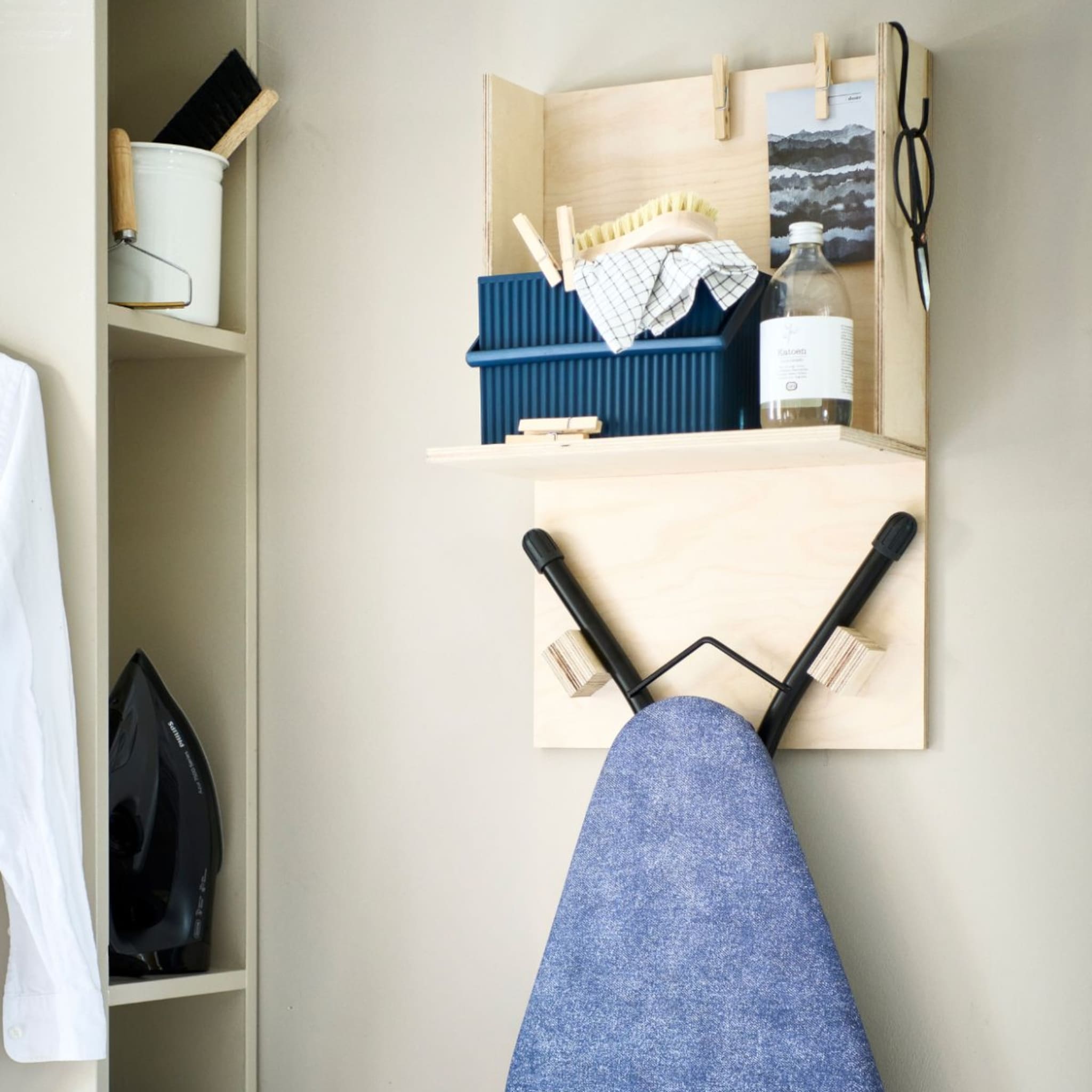 Do it yourself strijkplankhouder van hout