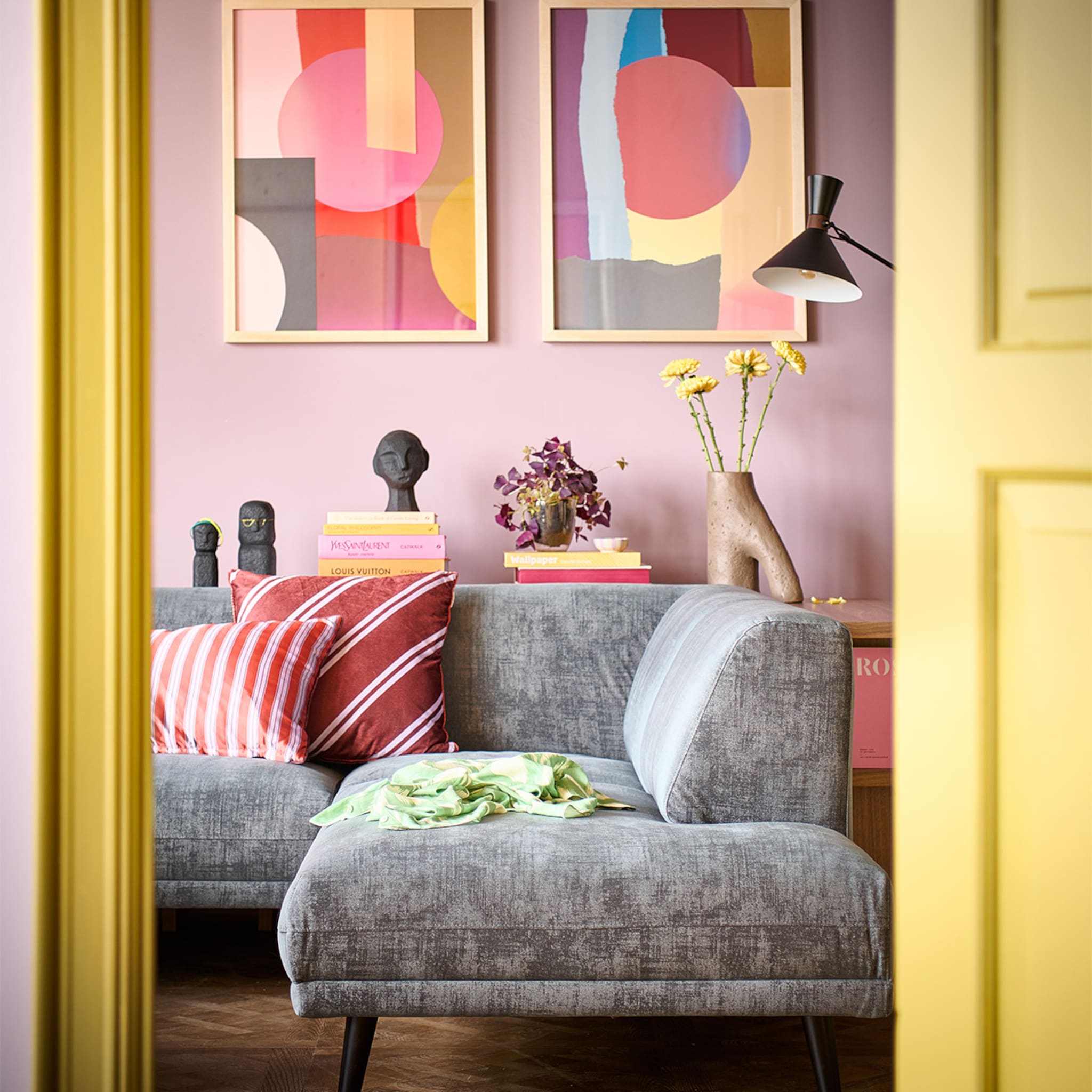 Kleurrijke woonkamer met kleuren wandlijsten en een grijze bank