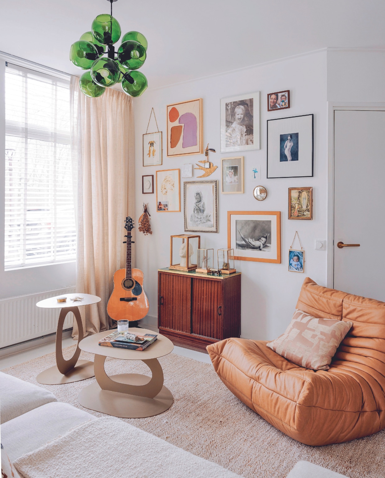 1 Kunststoffen vaas Lemons van Light & Living, 23,5x33 cm (Øxh) € 62,- (bol.com). 2 Print Mithai, 35x50 cm € 89,- (enkelartstudio.com). 3 Katoenen kussen Cotama Havane, 50x70 cm € 19,99 (laredoute.nl). 4 Hanglamp Tage van Care of Bankeryd, glas en staal, 45x37 cm (Øxh) € 335,- (nordicnest.nl). 5 Fauteuil Togo van Ligne Roset in Alcantara Cadmium, 87x102x70 cm (bxdxh) € 2576,- (misterdesign.nl). vtwonen 05-2024 | styling Eva van de Ven | fotografie Ernie Enkelaar