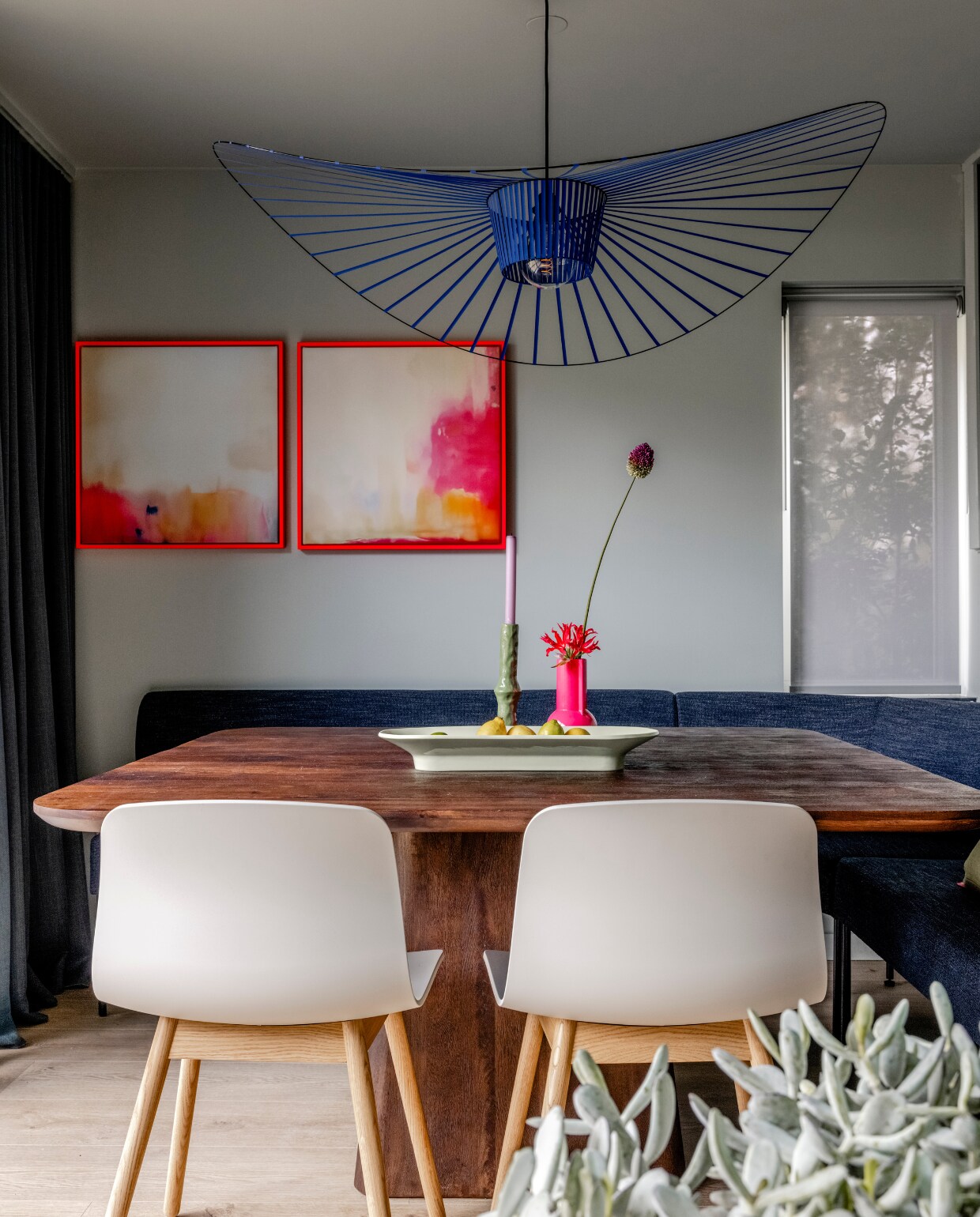 Muurverf Tranquil Dawn uit het Sustainable Future palet van Flexa Flexa. Lak kozijnen RAL 7039 van Flexa Flexa. Vloer XL Wood Bazel van Corepel Aanhuis.nl. Traptreden Wereldcollectie Cosmic Stone van Upstairs Upstairs. Stootborden Cosmic Stone van Upstairs Upstairs. Tweedelige Energie Kozijn Hefschuifpui van Select Windows, met twee horizontale tussenstijlen van 3,35 m (b) en 2,48 m (h) Select Windows. Schuifpui LivingSlide uit de Energie Kozijn serie van Select Windows, kleur buitenzijde mat Quartzgrijs, RAL 7039, kleur binnenzijde Agaatgrijs, RAL 7038, met een nerf met Triple veiligheidsglas (HR+++ glas). Gordijnen Inch kleur 870 van Kvadrat Select Windows. Kobaltblauwe hanglamp Vertigo, 140 cm (Ø) Eijerkamp. Eettafel Aron, 150x150x76 cm Eijerkamp. Donkerblauwe eetkamerbank Right, in de stof Costo 48 Eijerkamp. Eetkamerstoelen About A Chair 12 van Hay, gerecycled plastic en eiken fineer vtwonen. Kussens uit de serie Cushion van HKliving, kleur Mansion vtwonen. Kunstwerk Modern en abstract contemporary art, neon van Studio Allee van Werk aan de Muur, canvas met neonroze baklijst, 60x60 cm Werk aan de Muur. Kunstwerk Modern en abstract contemporary art, neon van Studio Allee van Werk aan de Muur, canvas met neonroze baklijst, 60x60 cm Werk aan de Muur. Roze vaas Hot Pink van HKliving vtwonen. Lichtgroene keramieken schaal Mere Bowl van Muuto Muuto. Groene kandelaar The Emeralds van HKliving, maat M vtwonen. Weer verliefd op je huis aflevering 12 seizoen 19 | styling Fietje Bruijn | fotografie Sonja Velda