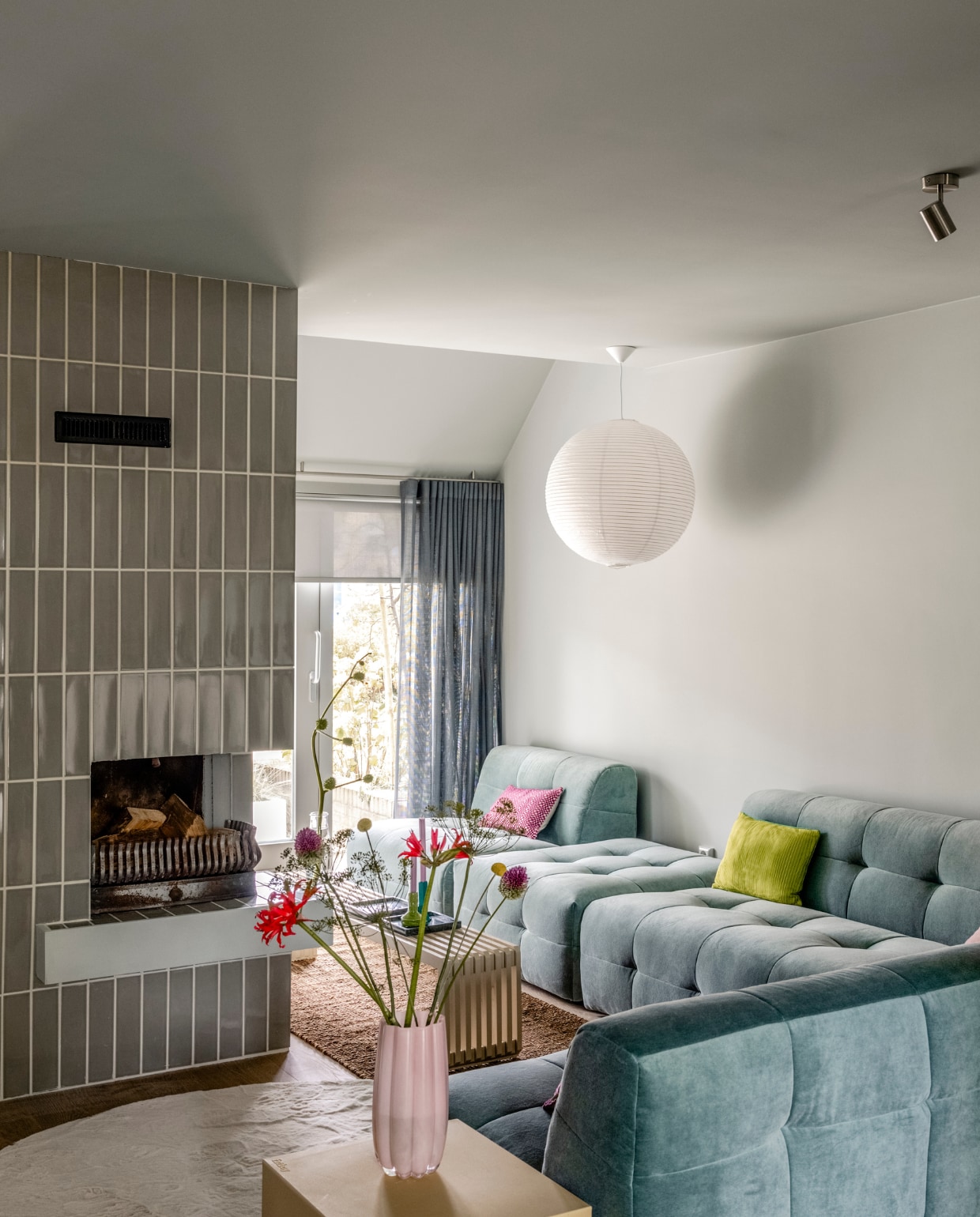 Muurverf Tranquil Dawn uit het Sustainable Future palet van Flexa Flexa. Lak kozijnen RAL 7039 van Flexa Flexa. Vloer XL Wood Bazel van Corepel Aanhuis.nl. Gordijnen Inch kleur 870 van Kvadrat Select Windows. Rolgordijnen RAL kleur 7038 Mat en textiel 203 met zonwerende coating van Kvadrat Shade Select Windows. vtwonen tegels by Douglas &amp; Jones: Shapes Mint Grey 7,5x30 cm Douglas &amp; Jones. Gepersonaliseerd kunstwerk van kunstenaar Bonny Kiran Studio Aya Aya. Kunstwerk Pastel Abstract van Blikvanger Schilderijen van Werk aan de Muur, canvas met neonblauwe baklijst, 55x110 cm Werk aan de Muur. Elementenbank Cluny in de stof Unique Turquoise E Eijerkamp. Fauteuil Elephant Lounge Chair in donker eiken frame met leer Dunes dark brown Eijerkamp. Rond vloerkleed Perry in de kleur 12, 160 cm (Ø) Eijerkamp. Vloerkleed Original Runner van HKliving, jute en katoen, 350x80 cm vtwonen. Houten bank Slatted L, kleur Sand, materiaal Sunkai wood, 160x27x35 cm Eijerkamp. Poef Scoop, kleur Bruciato, 65x44 cm Eijerkamp. Hanglamp Rice Paper Shade van Hay, papier en geribbeld bamboe vtwonen. Lichtblauwe tafellamp Ease, materiaal ABS plastic Eijerkamp. Blauwe pilaar Mirror Pillar M Blue van HKliving, 28x28x90 cm HKliving. Roze kussen Linen Cotton van HKliving, kleur Candy Floss vtwonen. Blauw kussen Night Sky van HKliving vtwonen. Blauw kussen Wrinkled van HKliving, kleur Groovy vtwonen. Groen kussen Wrinkled Urban van HKliving vtwonen. Fuchsia kussens Cubi Rosa van Sophie Dirven Design Sophie Dirven Design. Roze plaid Solid van Malagoon, kleur Misty Pink vtwonen. Roze glazen vaas Melon van Polspotten vtwonen. Porseleinen vaas Chubby van Hay vtwonen. Handgeblazen glazen waxinelichthouder van HKliving vtwonen. Groene kandelaar The Emeralds van HKliving, maat S vtwonen. Kandelaar Arcs van Hay vtwonen. Vaas (op de pilaar), planten en bloemen via Waterdrinker Weer verliefd op je huis aflevering 12 seizoen 19 | styling Fietje Bruijn | fotografie Sonja Velda
