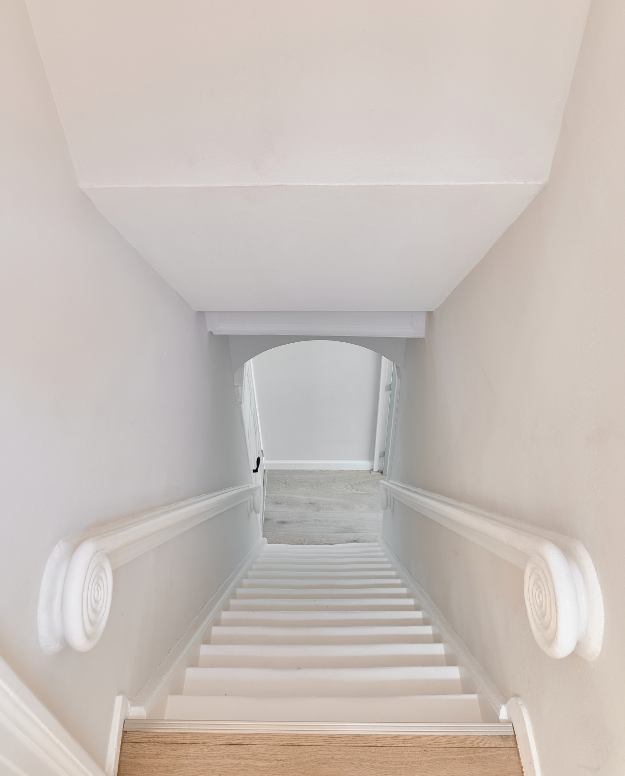 De deurkozijnen en trapleuning zijn helemaal in oude glorie hersteld. vtwonen 05-2022 | productie Cocofeatures | fotografie Roos Oosterbroek